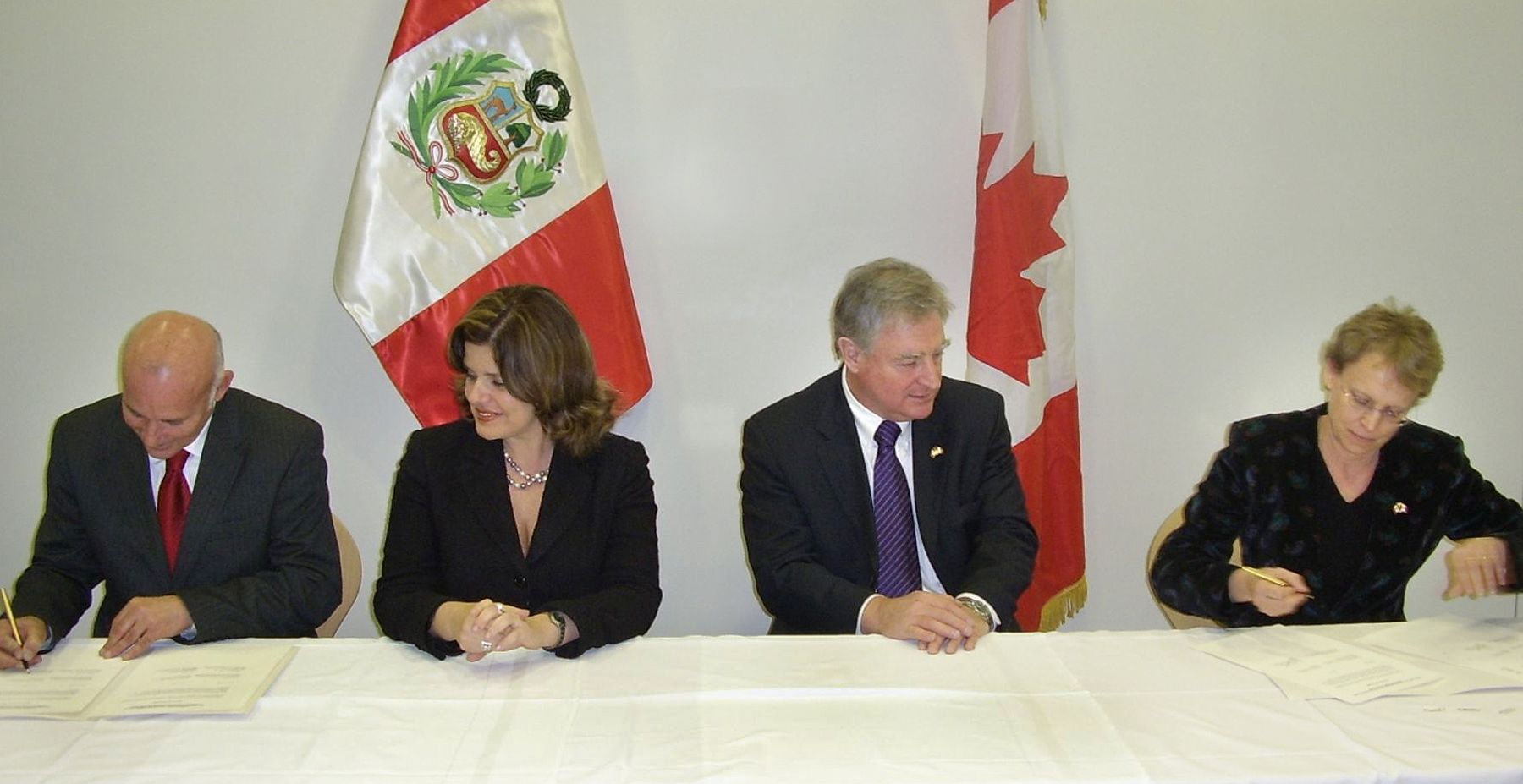La ministra de Comercio Exterior y Turismo, Mercedes Aráoz, y su similar de Canadá, David Emerson, en firma del Tratado de Libre Comercio (TLC) bilateral, en Davos. Foto: ANDINA/Mincetur