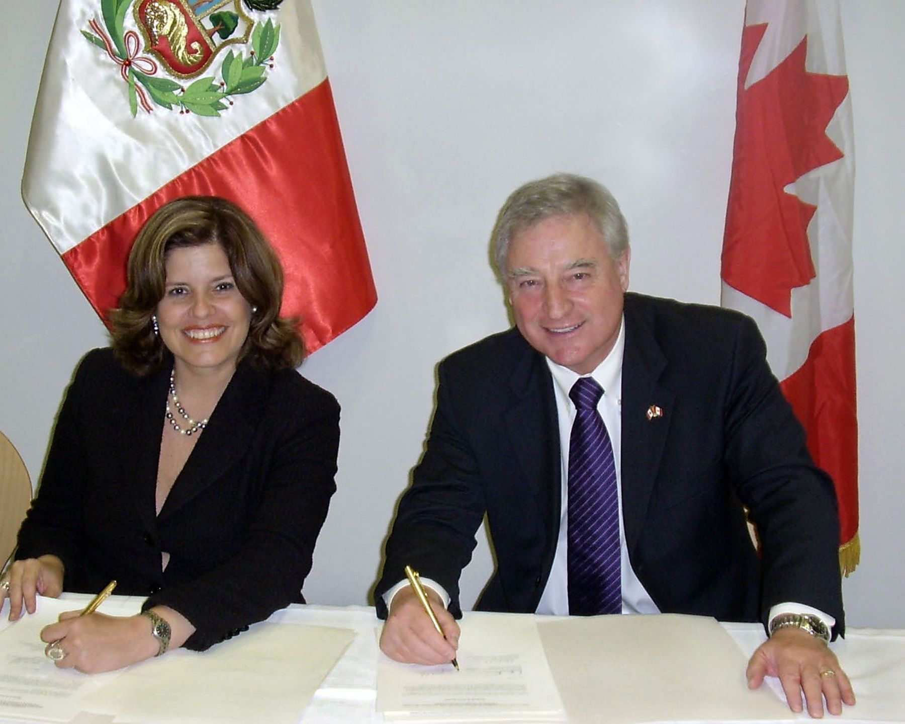 La ministra de Comercio Exterior y Turismo, Mercedes Aráoz, y su similar de Canadá, David Emerson, en firma del Tratado de Libre Comercio (TLC) bilateral, en Davos. Foto: ANDINA/Mincetur