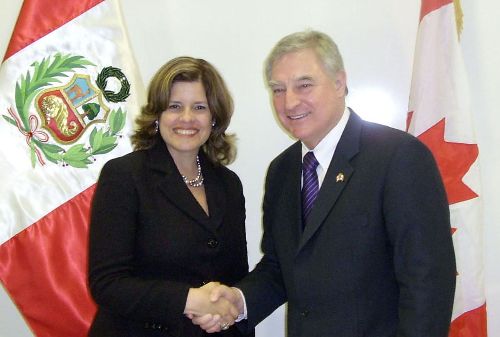 La ministra de Comercio Exterior y Turismo, Mercedes Aráoz, y su similar de Canadá, David Emerson, en firma del Tratado de Libre Comercio (TLC) bilateral, en Davos. Foto: ANDINA/Mincetur