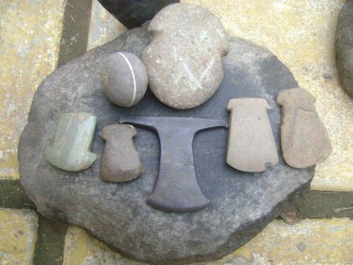 Herramientas talladas en piedra y bronce, como hachas, cantos rodados, piedras para moler granos, fueron encontradas en fortaleza Manco Pata (Cusco). Foto: ANDINA / Municipio de Kimbiri.
