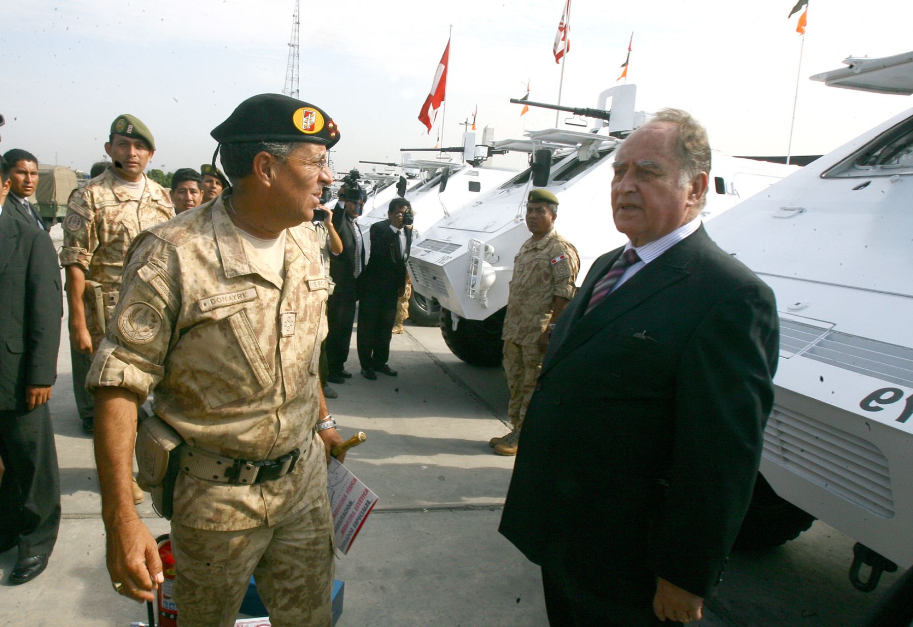 El ministro de Defensa, Ántero Flores-Aráoz, entregó 500 vehículos reparados , así como presento artículos de comunicaciones y sanidad. Foto:ANDINA Piero Vargas