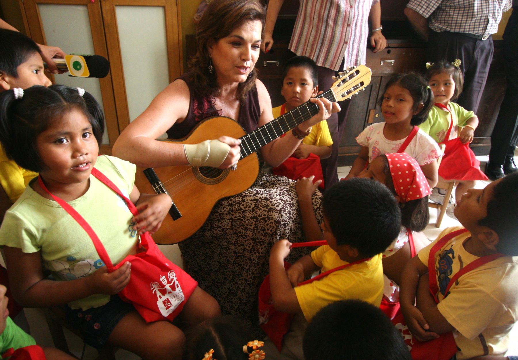 Ministra de la Mujer y Desarrollo Social, Susana Pinilla junto a empresarios privados visitaron a niños del Puericultorio Pérez Aranibar. Foto:ANDINA/Maritza Rosales.