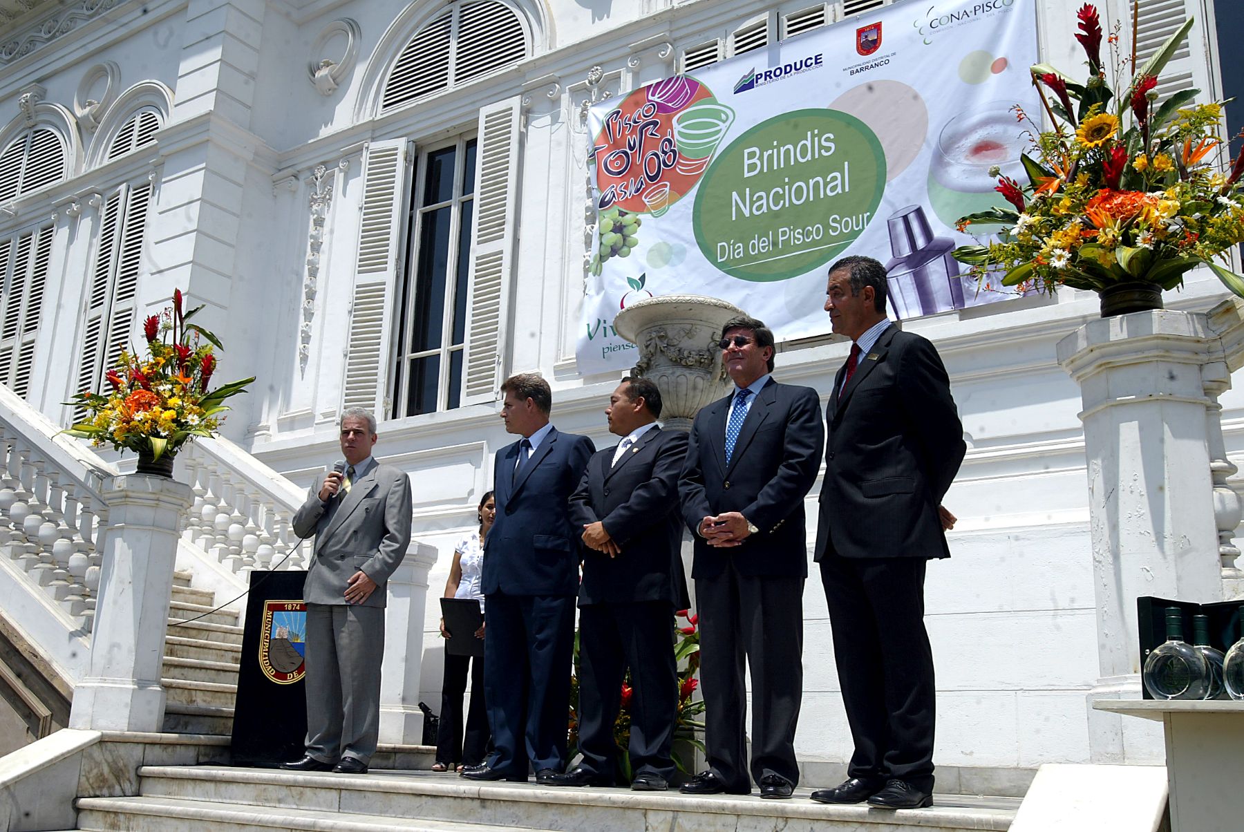 El Ministro de la producción, Rafael rey encabeza la ceremonia del Brindis Nacional del Pisco Sour. Foto: ANDINA / Alberto Orbegoso