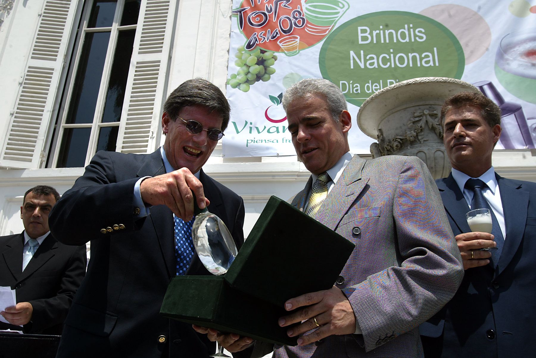 El Ministro de la producción, Rafael rey encabeza la ceremonia del Brindis Nacional del Pisco Sour. Foto: ANDINA / Alberto Orbegoso