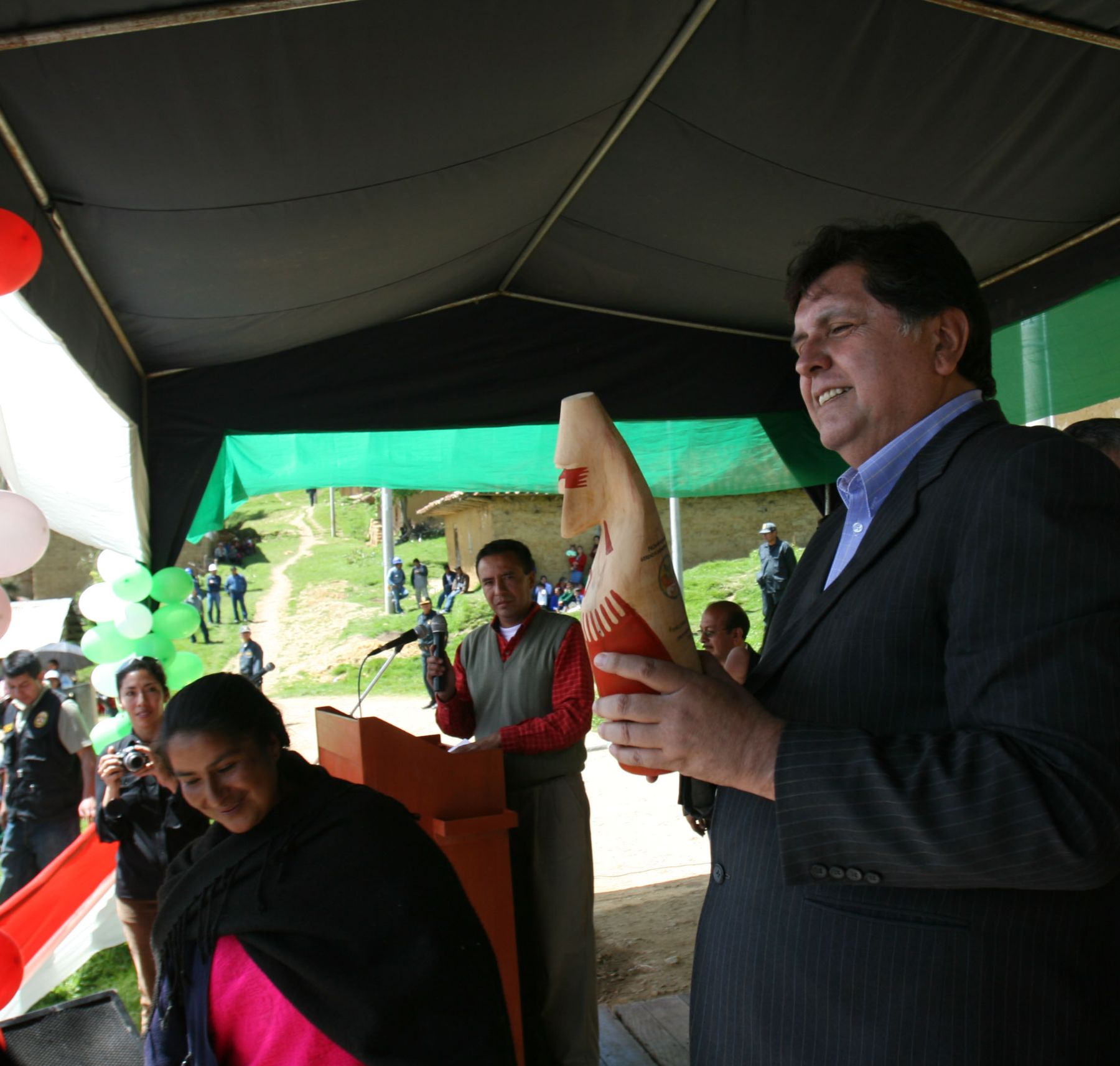 El presidente de la República, Alan García, inauguró obras de electrificación, en el centro poblado de Chocta, Provincia y Distrito de Luya en la región Amazonas. Foto:ANDINA/ Norman Córdova.