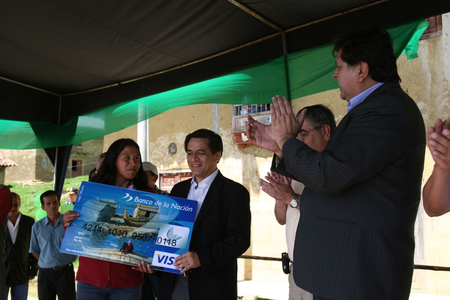 Jefe del Estado, Alan García, y el Ministro de Educación, Jose Antonio Chang entregaron cheques para  obras de mantenimiento de 953 colegios de la región Amazonas. Foto: ANDINA/ Norman Córdova.
