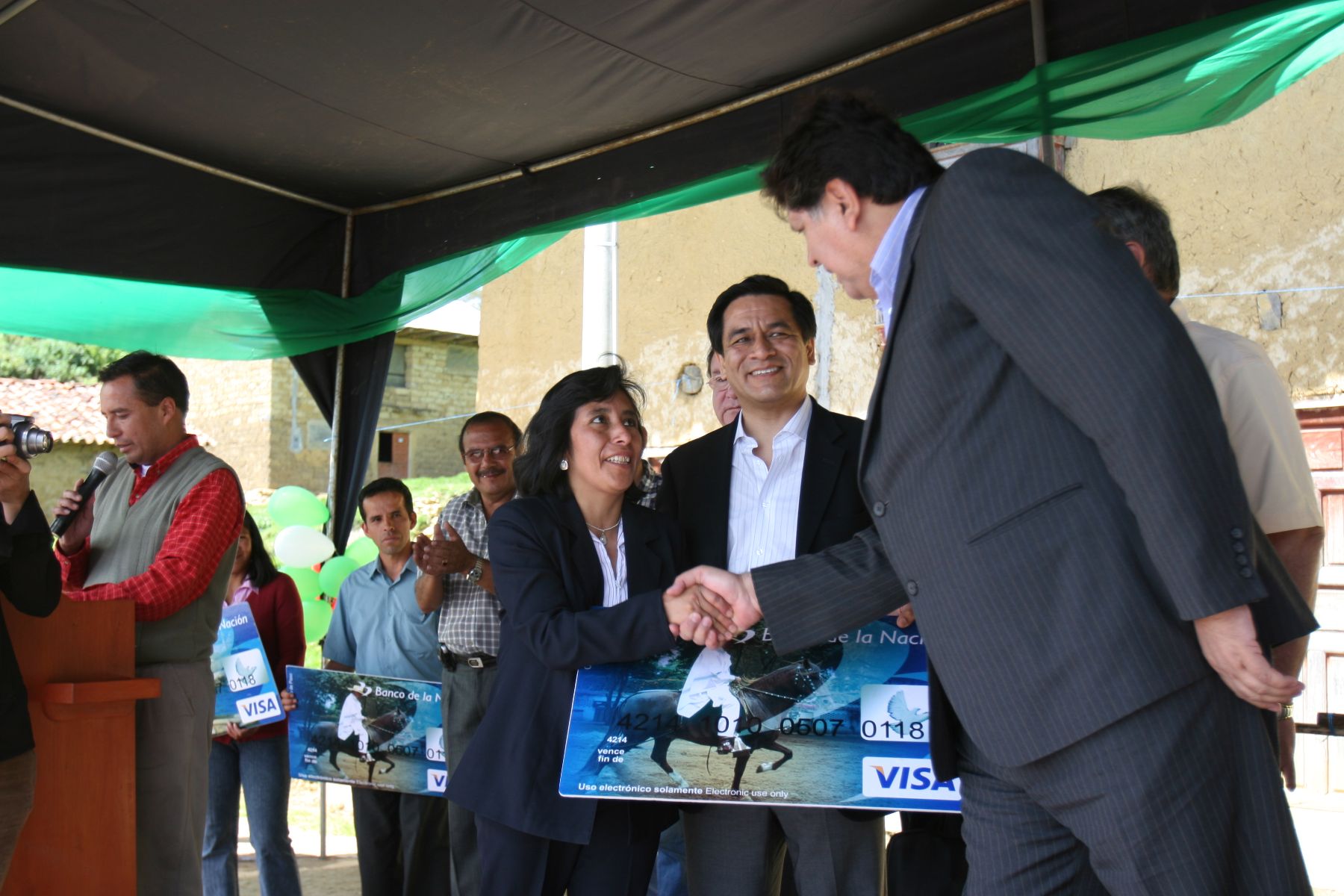 Jefe del Estado, Alan García, y el Ministro de Educación, Jose Antonio Chang entregaron cheques para  obras de mantenimiento de 953 colegios de la región Amazonas. Foto: ANDINA/ Norman Córdova.