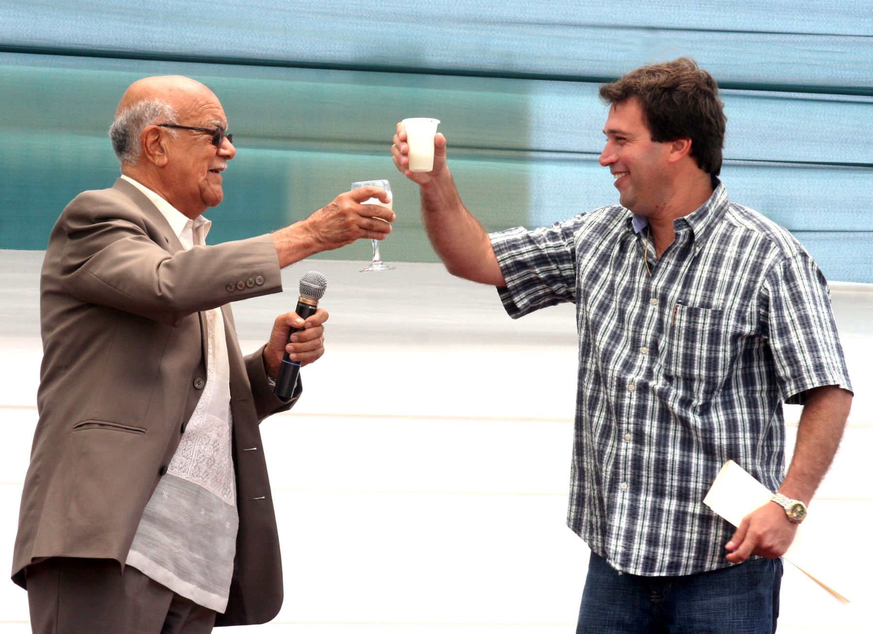 Alcalde de Pueblo Libre, Rafael Santos brinda con Teniente Alcalde Luis Roselló. Foto: ANDINA/Maritza Rosales.