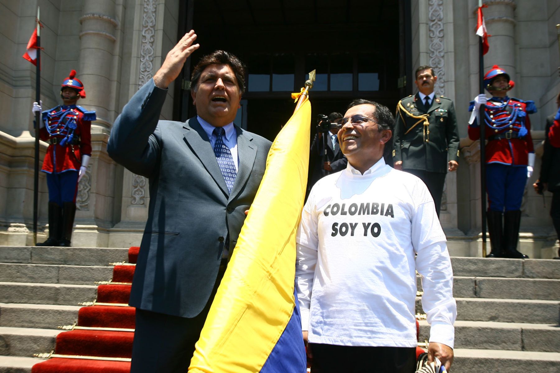 El presidente de la República, Alan García, recibió en  Palacio de Gobierno la marcha de solidaridad con Colombia encabezada por el Embajador de ese país en el Perú, Álvaro Pava. Foto:ANDINA/Sepres/Oscar Farje Gomero.
