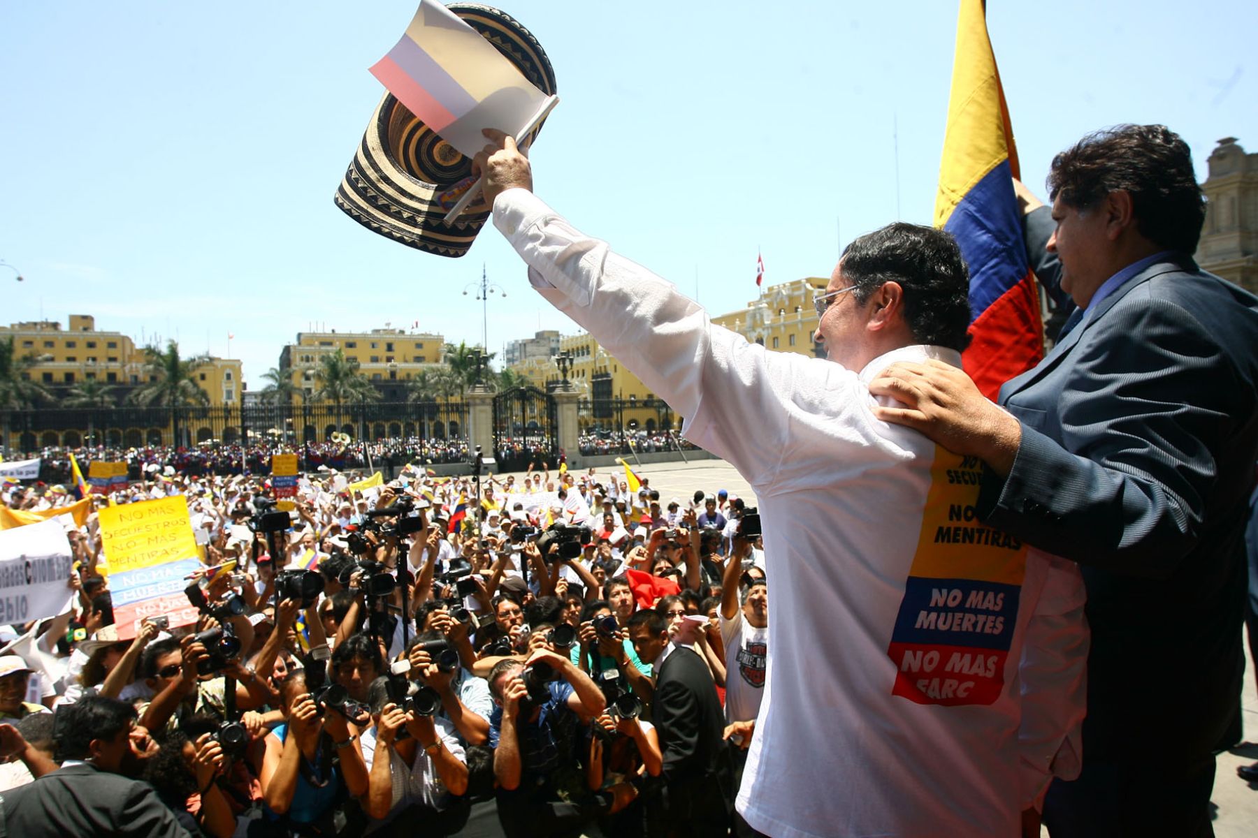 El presidente de la República, Alan García, recibió en  Palacio de Gobierno la marcha de solidaridad con Colombia encabezada por el Embajador de ese país en el Perú, Álvaro Pava. Foto:ANDINA/Sepres/Oscar Farje Gomero.