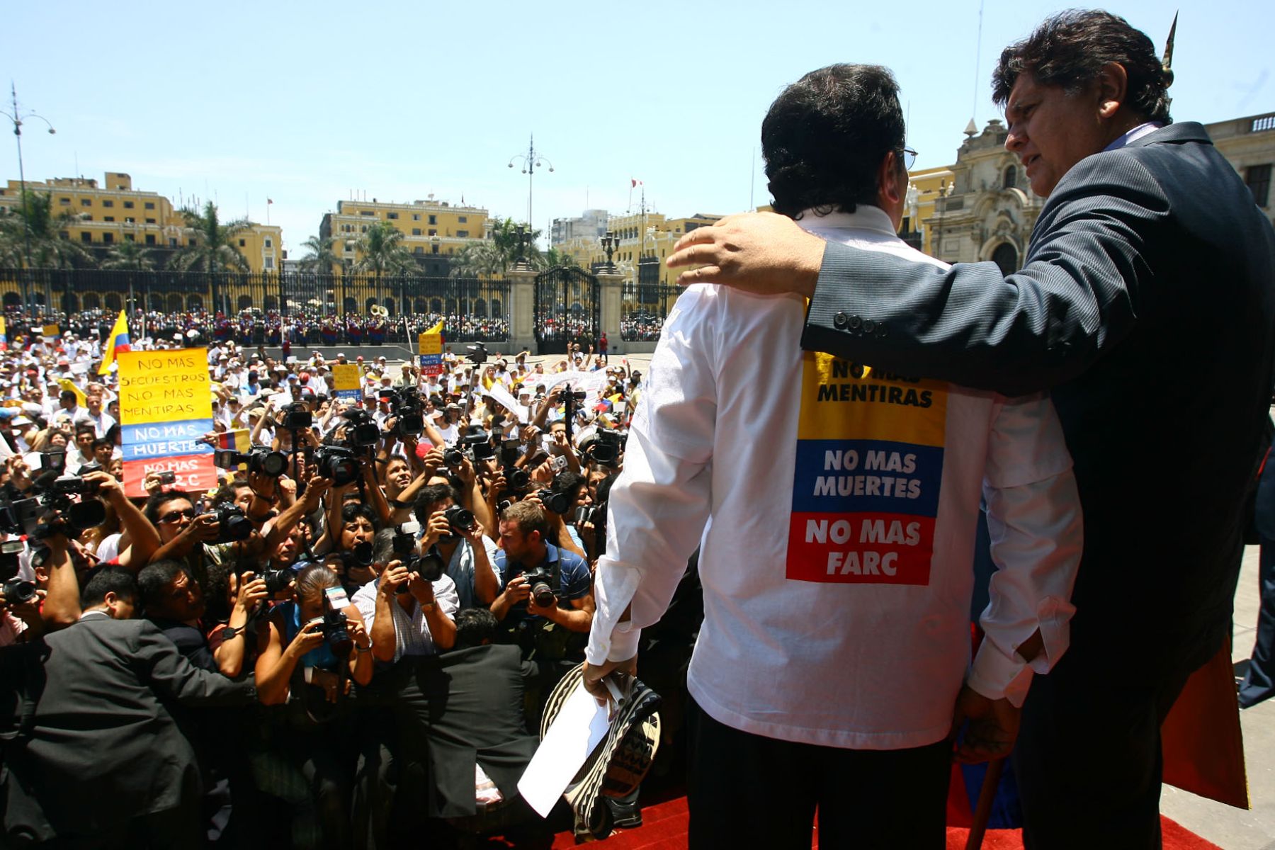 El presidente de la República, Alan García, recibió en  Palacio de Gobierno la marcha de solidaridad con Colombia encabezada por el Embajador de ese país en el Perú, Álvaro Pava. Foto:ANDINA/Sepres/Oscar Farje Gomero.