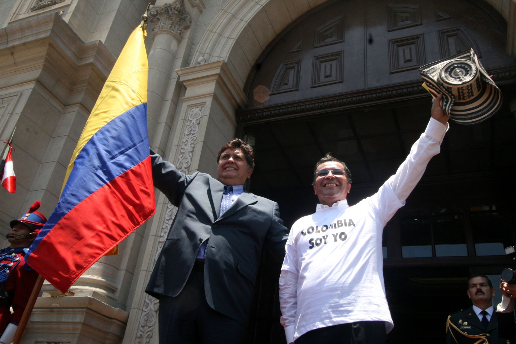 El presidente de la República, Alan García, recibió en Palacio de Gobierno la marcha de solidaridad con Colombia encabezada por el Embajador de ese país en el Perú, Álvaro Pava. Foto:ANDINA/Maritza Rosales
