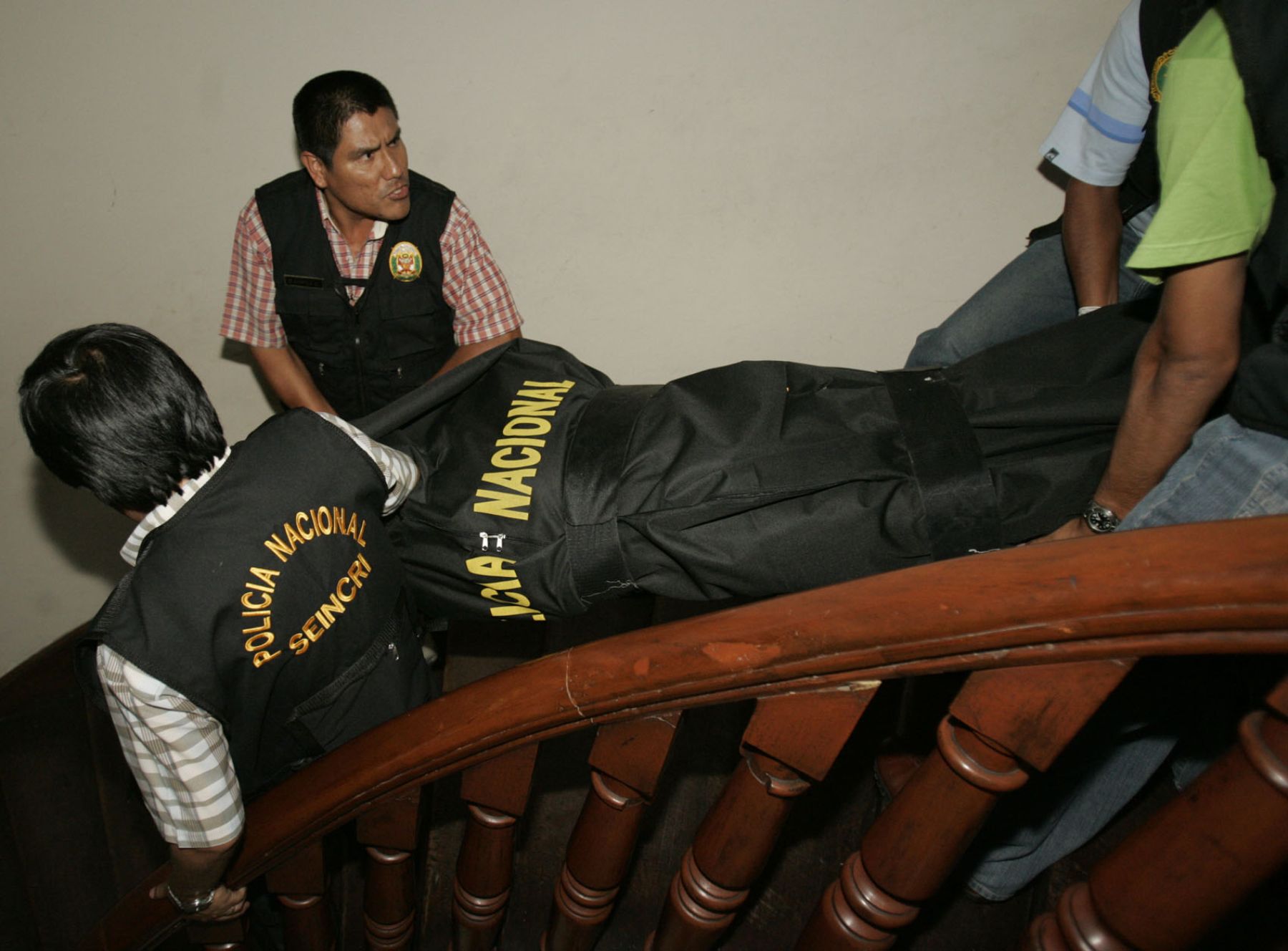 Los restos del ex primer Ministro Alberto Bustamante son trasladados por la policía desde el Congreso.Foto ANDINA: Juan Carlos Guzmán Negrini.