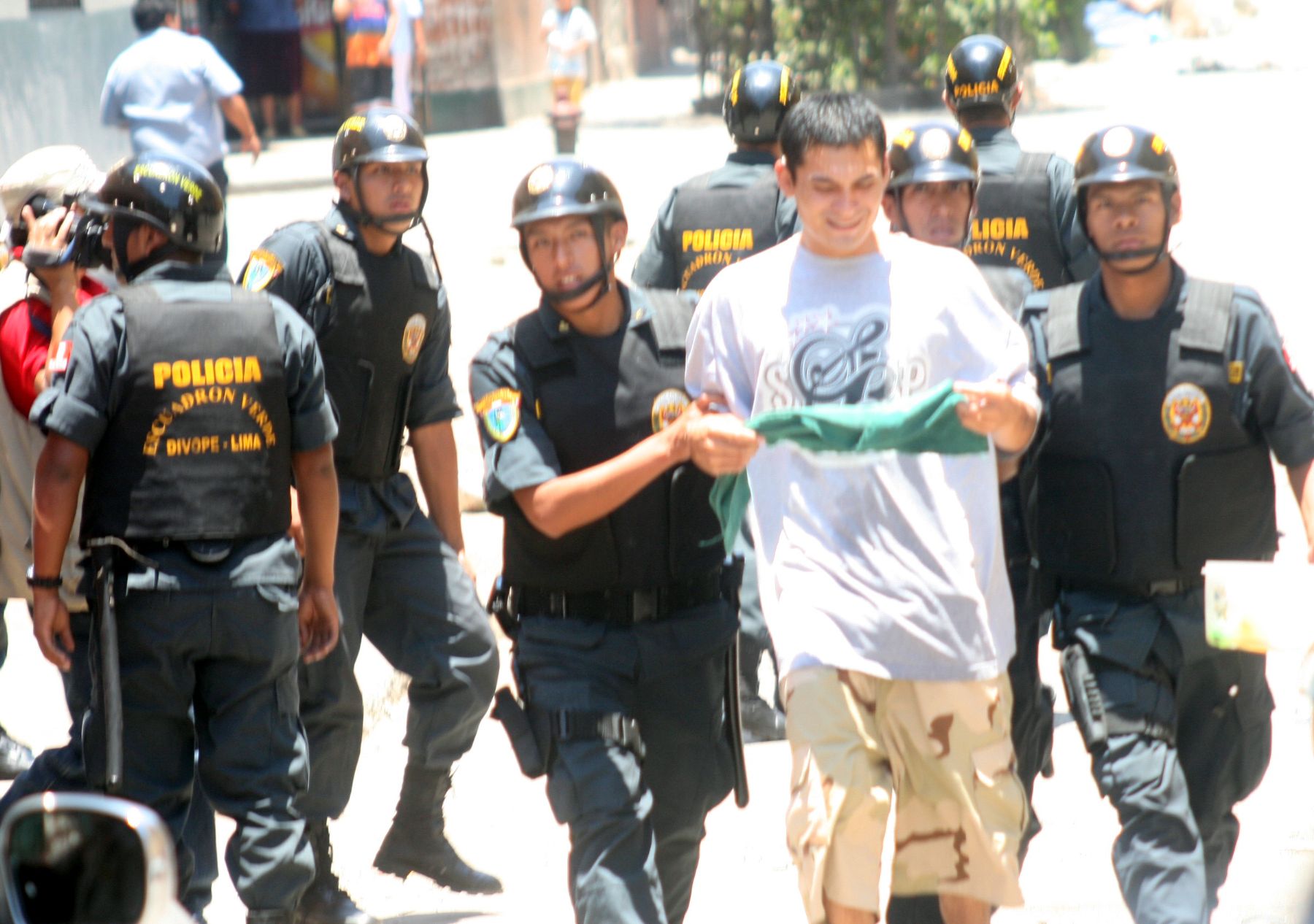 Efectivos del Escuadrón Verde detuvieron a quienes agrederion a transeúntes en el marco del operativo "Carnavales 2008". Foto: ANDINA/Maritza Rosales.