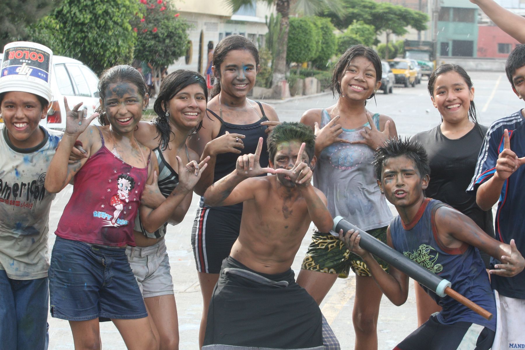 Niños de Breña jugando a los carnavales. Foto Andina / Vidal Tarqui