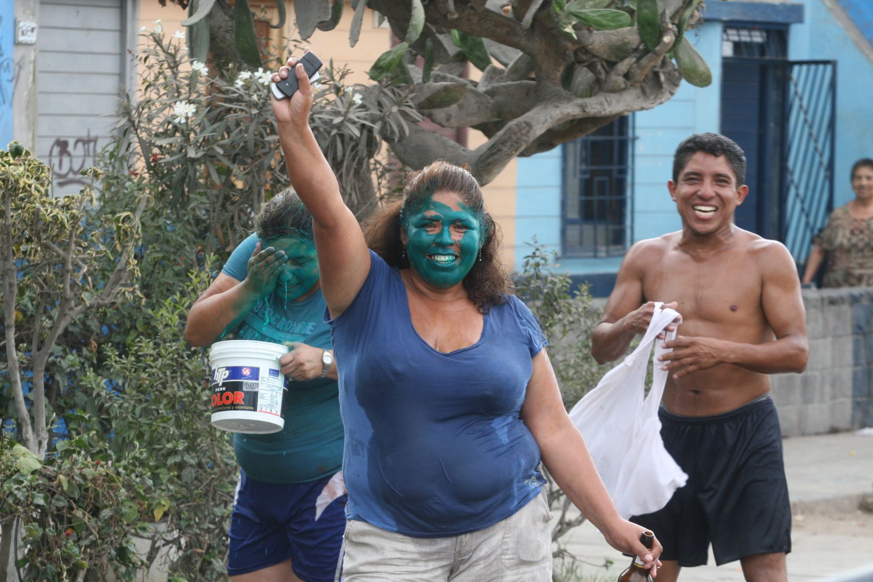 Vecinos de Breña jugaron con pintura en carnavales. FotoAndina / Vidal Tarqui