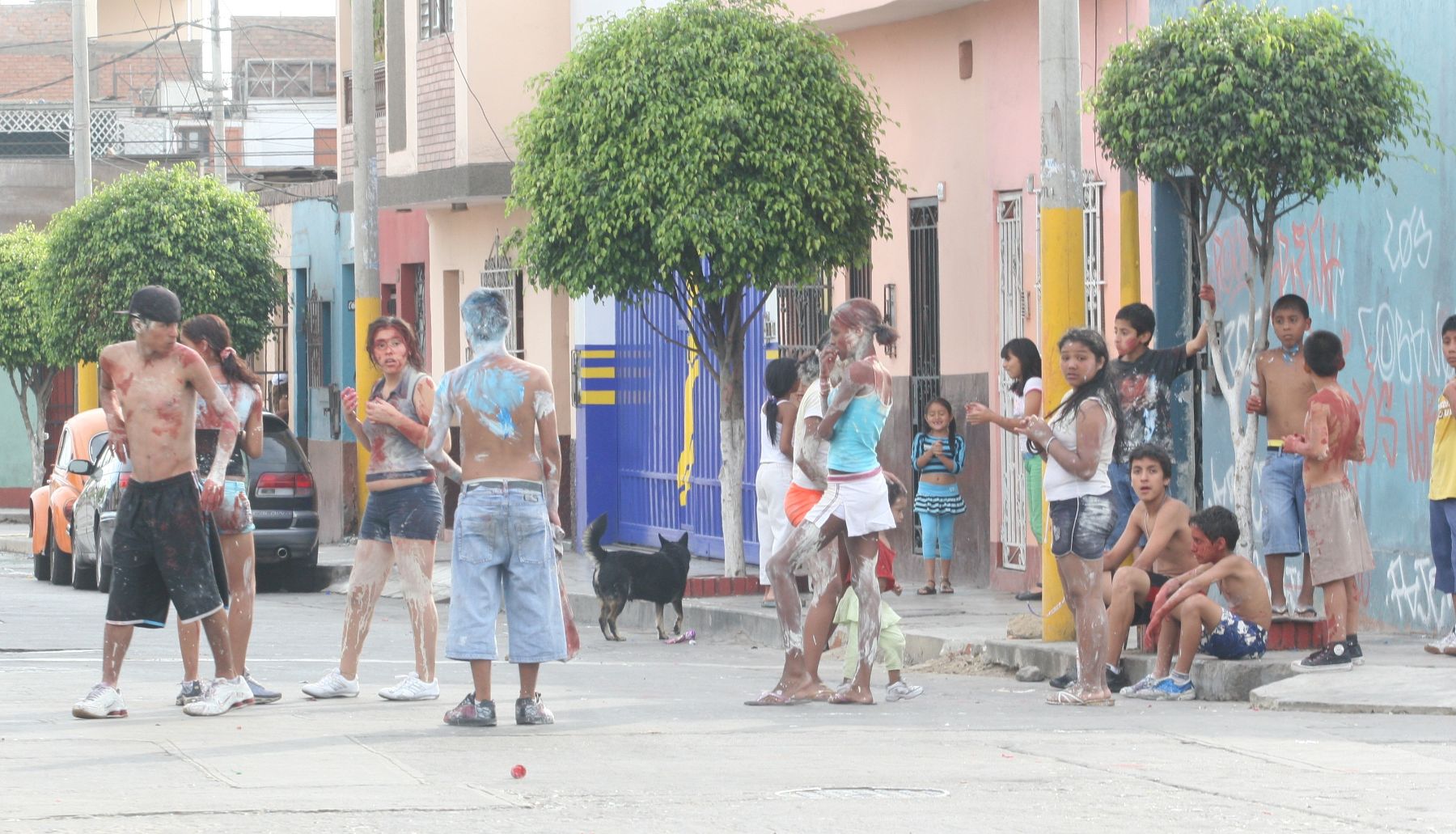 Vecinos de Breña en juegos de carnaval. Foto Andina / Vidal Tarqui
