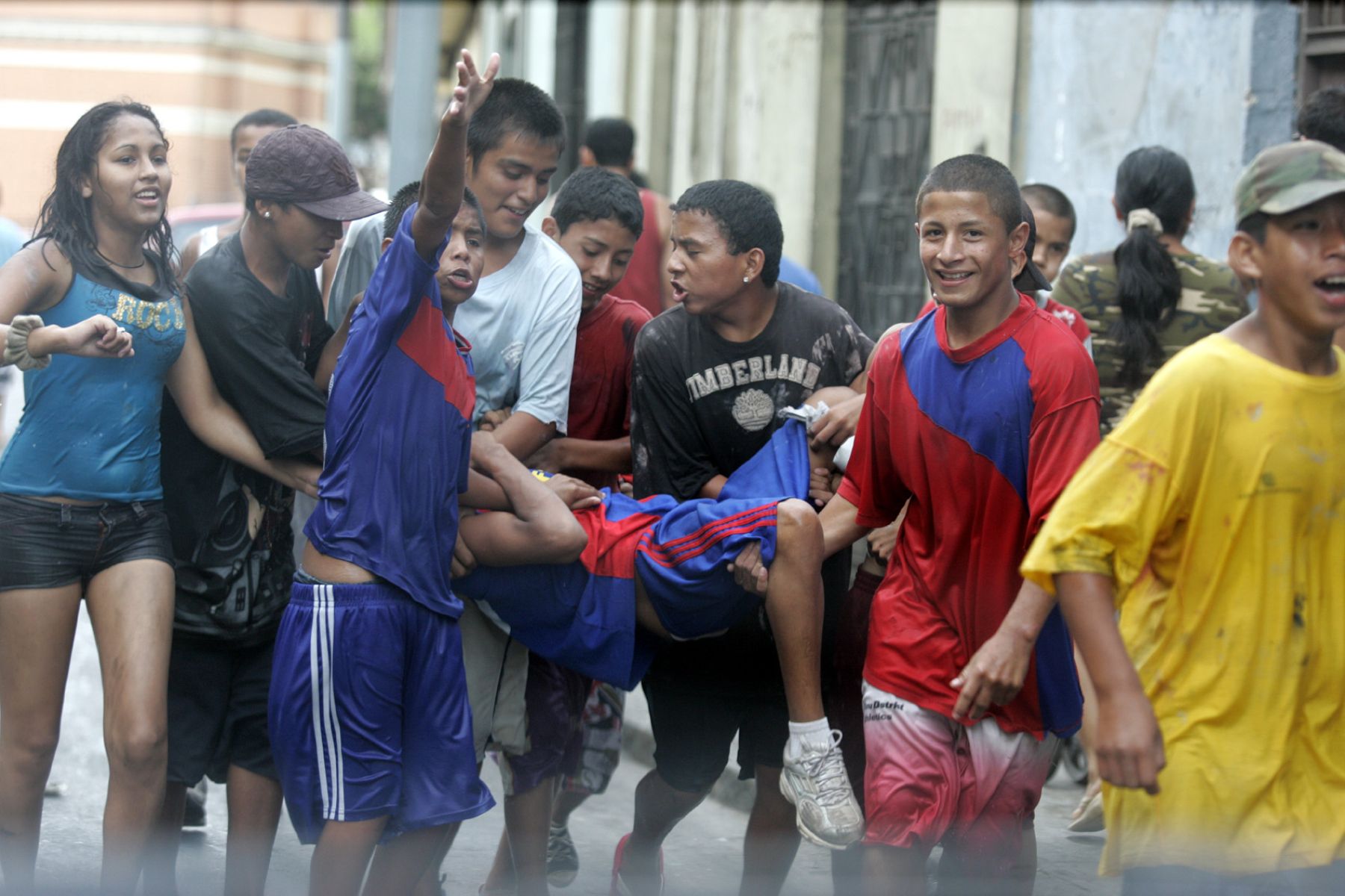 Vecinos de La Victoria en juegos de carnavales en segundo domingo de febrero. Foto ANDINA: Juan Carlos Guzmán Negrini.