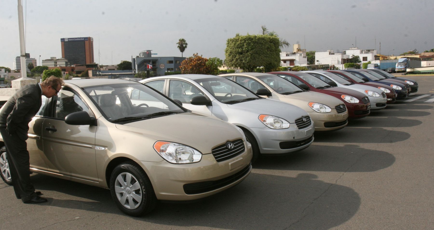 Se dispone que la adquisición de vehículos automotores para las entidades del Gobierno Nacional, y los gobiernos regionales y locales, sólo puede efectuarse previa autorización del titular del Pliego, además se establece que la asignación exclusiva de vehículos automotores para altos funcionarios.
