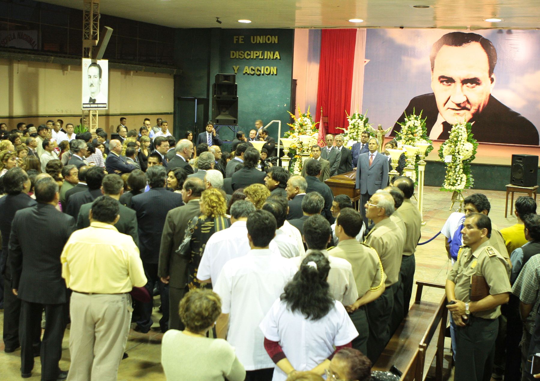 Jefe del Estado, Alan García, en homenaje póstumo y velatorio de su hermano Carlos García Pérez en la sede del Partido Aprista. Foto: ANDINA/ Piero Vargas