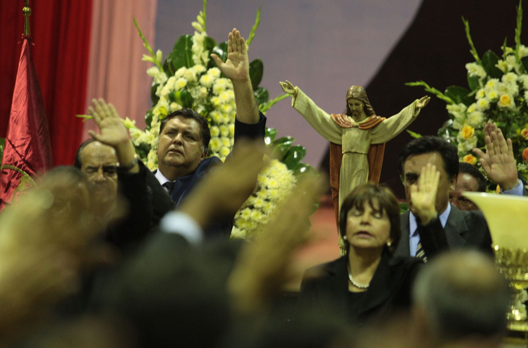 Jefe del Estado, Alan García, en homenaje póstumo y velatorio de su hermano Carlos García Pérez en la sede del Partido Aprista. Foto: ANDINA/ Piero Vargas