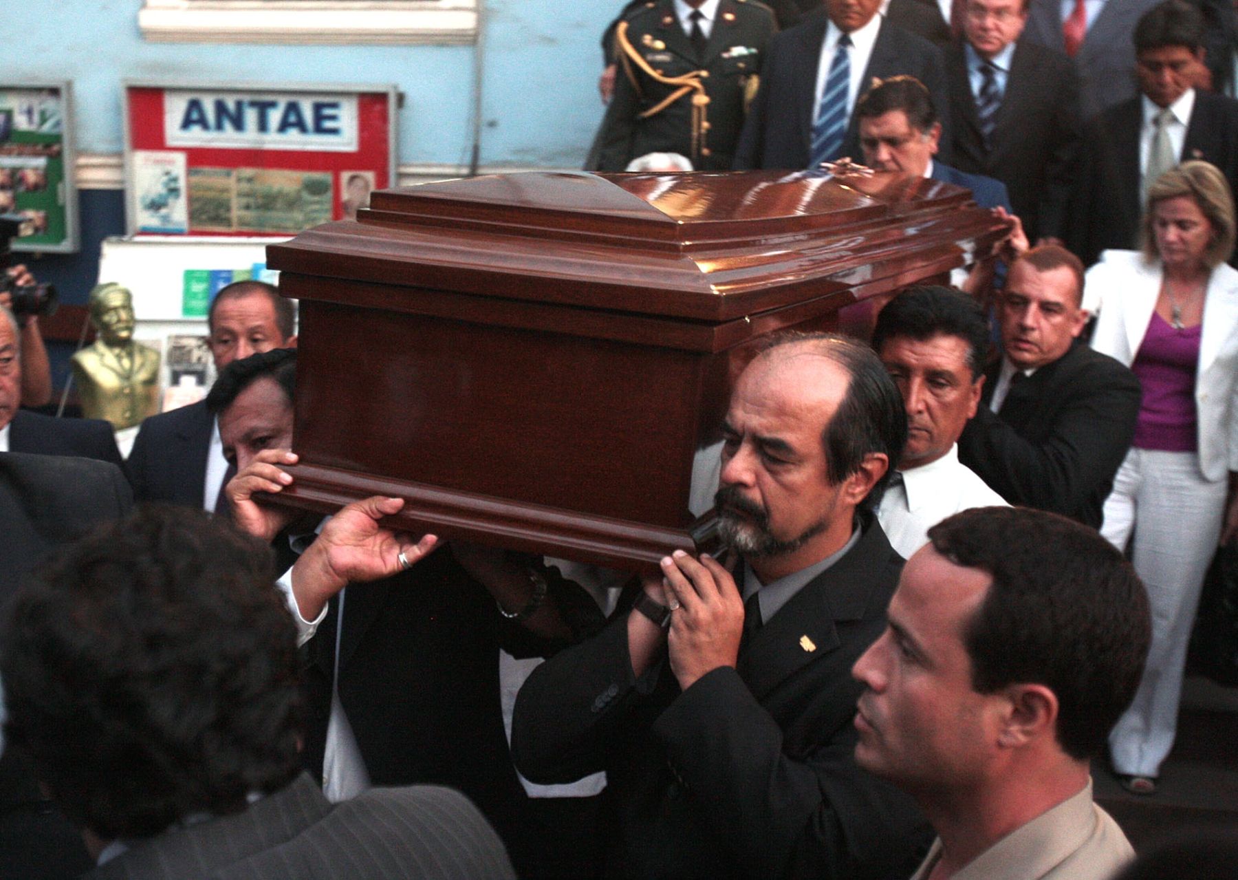 Jefe del Estado, Alan García, en homenaje póstumo y velatorio de su hermano Carlos García Pérez en la sede del Partido Aprista. Foto: ANDINA/ Piero Vargas