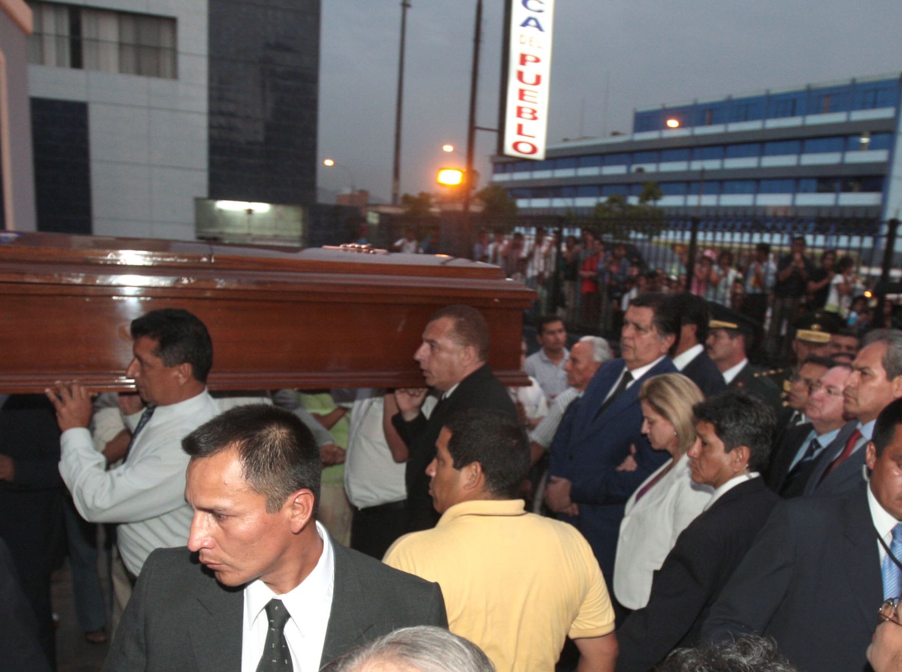 Jefe del Estado, Alan García, en homenaje póstumo y velatorio de su hermano Carlos García Pérez en la sede del Partido Aprista. Foto: ANDINA/ Piero Vargas
