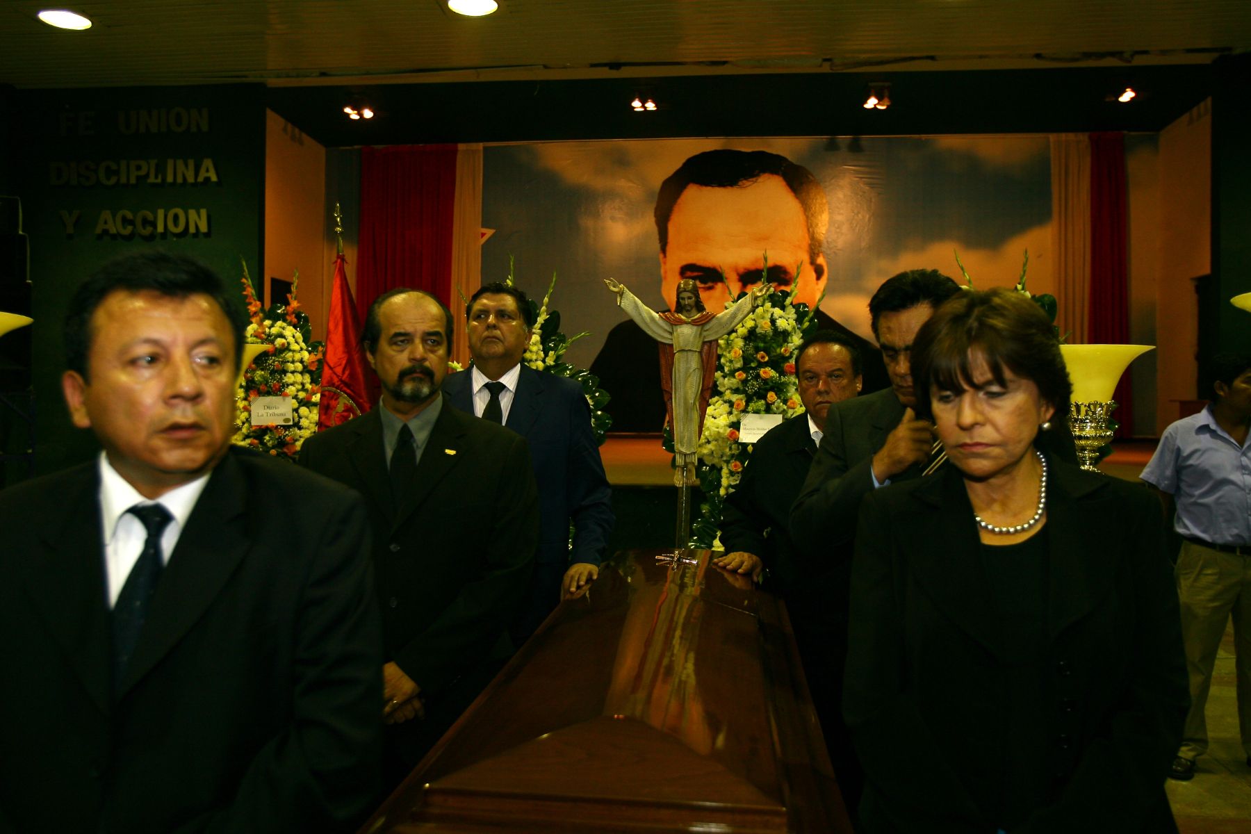 Jefe del Estado, Alan García, en homenaje póstumo y velatorio de su hermano Carlos García Pérez en la sede del Partido Aprista. Foto: ANDINA/ Dante Zegarra