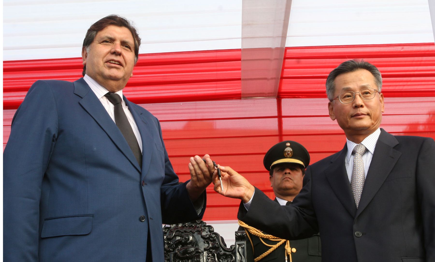 El jefe del Estado asistió esta mañana a ceremonia de entrega de 100 patrulleros donados por el gobierno de Corea. Foto:ANDINA/Norman Córdova