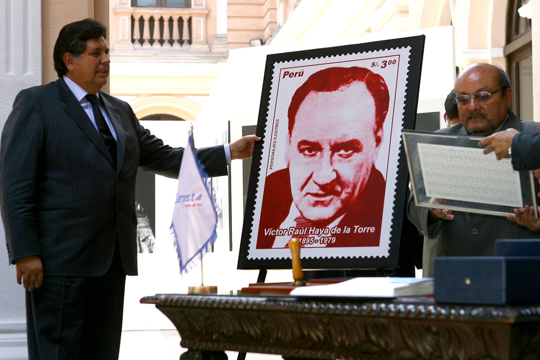 El Jefe de Estado, Alan García, preside la ceremonia de matasellado del sello postal Víctor Raúl Haya de la Torre en el Museo Postal (Sede del Antiguo Correo).Foto:SEPRES/Oscar Farje Gomero.