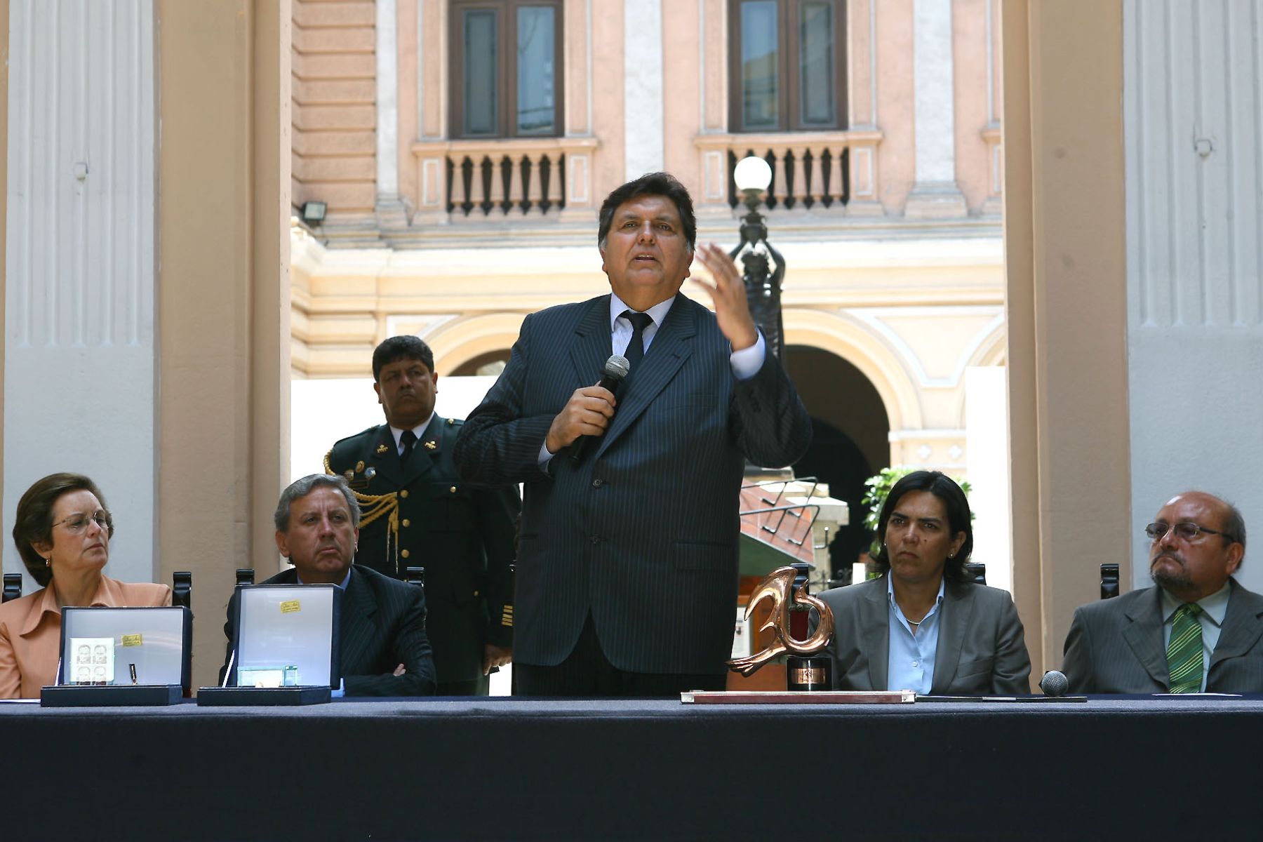 El Jefe de Estado, Alan García, preside la ceremonia de matasellado del sello postal Víctor Raúl Haya de la Torre en el Museo Postal (Sede del Antiguo Correo).Foto:SEPRES/Oscar Farje Gomero.