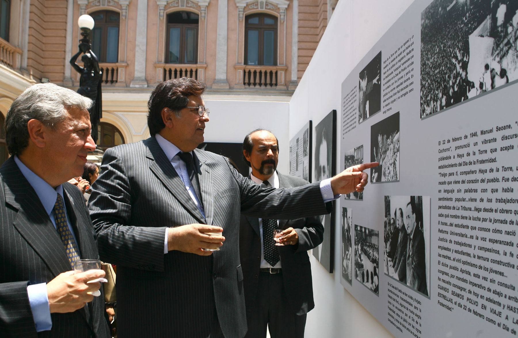 El Jefe de Estado, Alan García, preside la ceremonia de matasellado del sello postal Víctor Raúl Haya de la Torre en el Museo Postal (Sede del Antiguo Correo).Foto:SEPRES/Oscar Farje Gomero.
