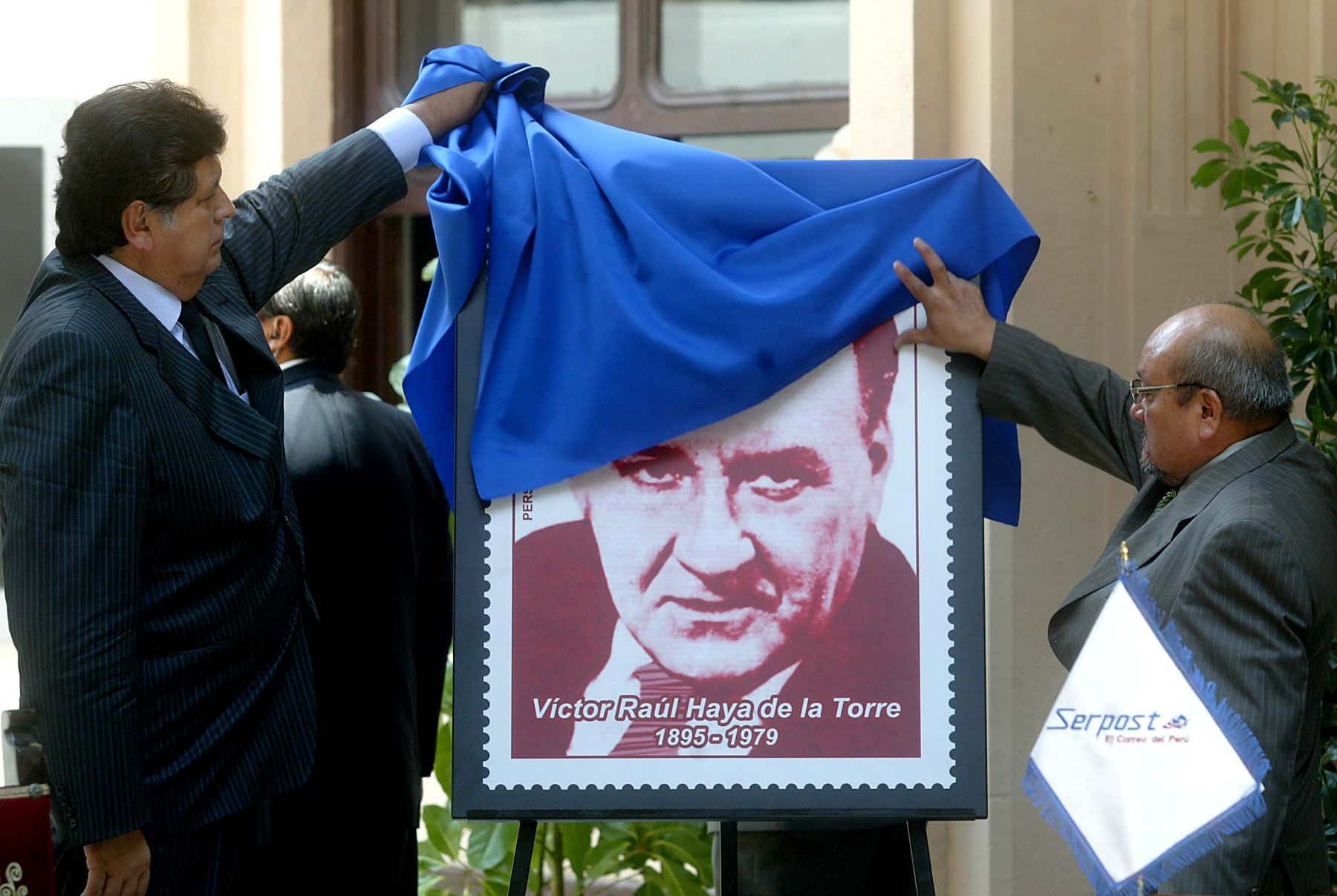 El Jefe de Estado, Alan García, preside la ceremonia de matasellado del sello postal Víctor Raúl Haya de la Torre en el Museo Postal. Foto:ANDINA/Alberto Orbegoso.