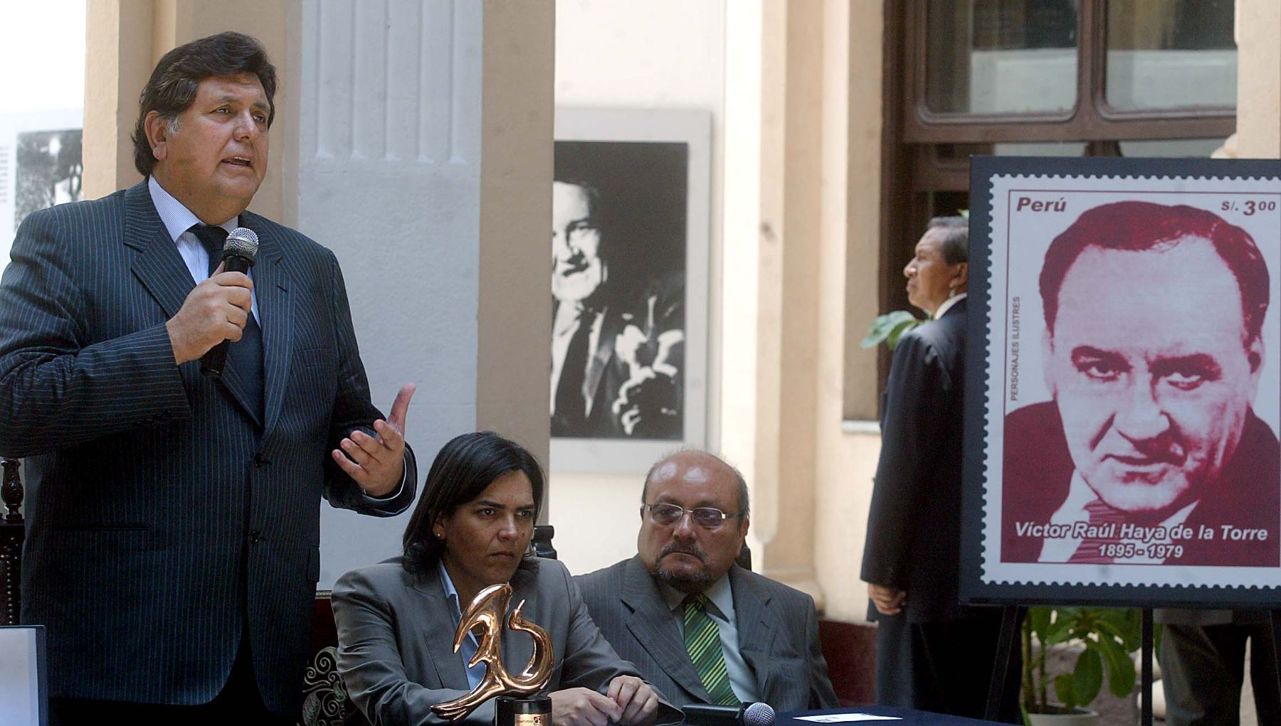 El Jefe de Estado, Alan García, preside la ceremonia de matasellado del sello postal Víctor Raúl Haya de la Torre en el Museo Postal. Foto:ANDINA/Alberto Orbegoso.
