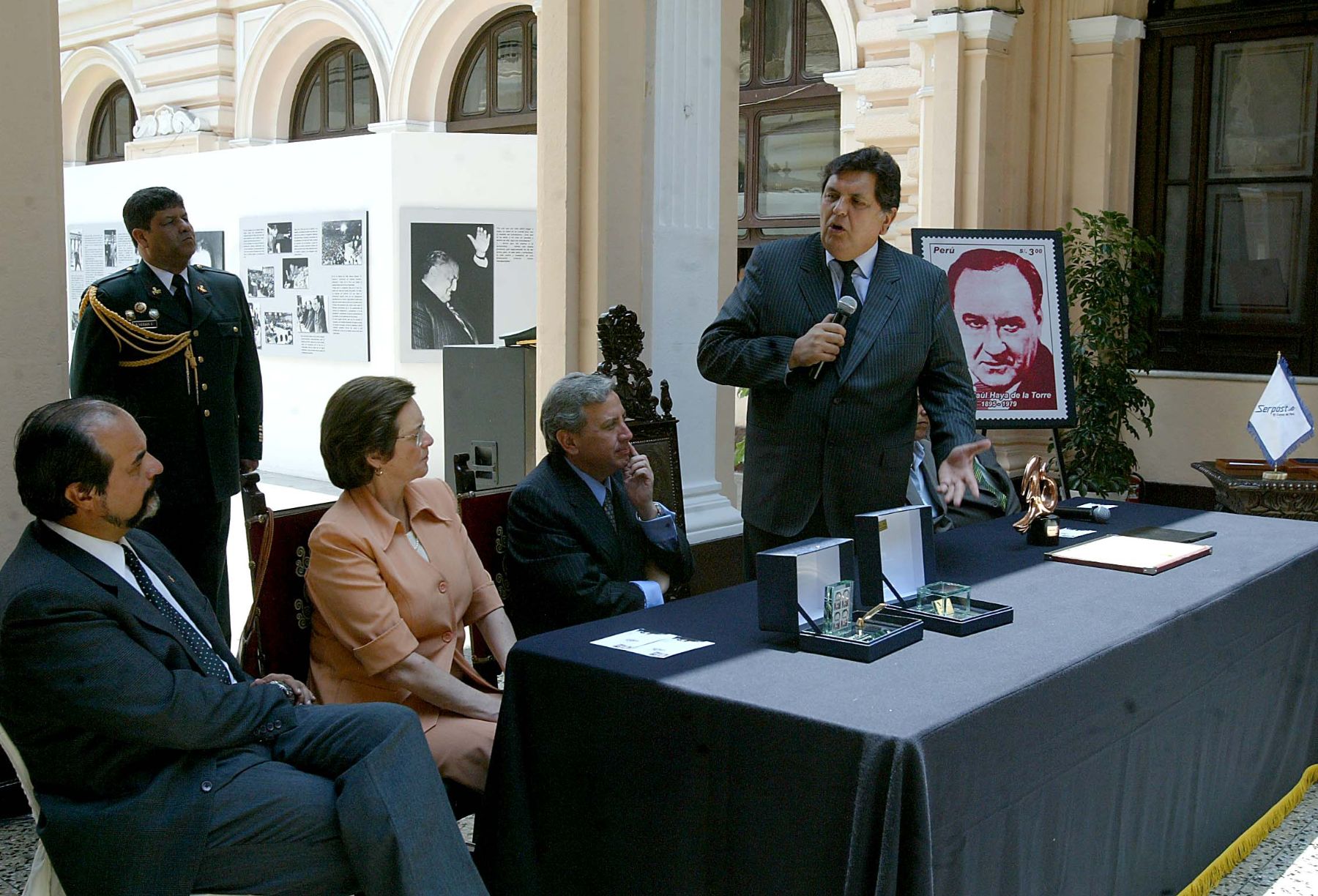 El Jefe de Estado, Alan García, preside la ceremonia de matasellado del sello postal Víctor Raúl Haya de la Torre en el Museo Postal. Foto:ANDINA/Alberto Orbegoso.