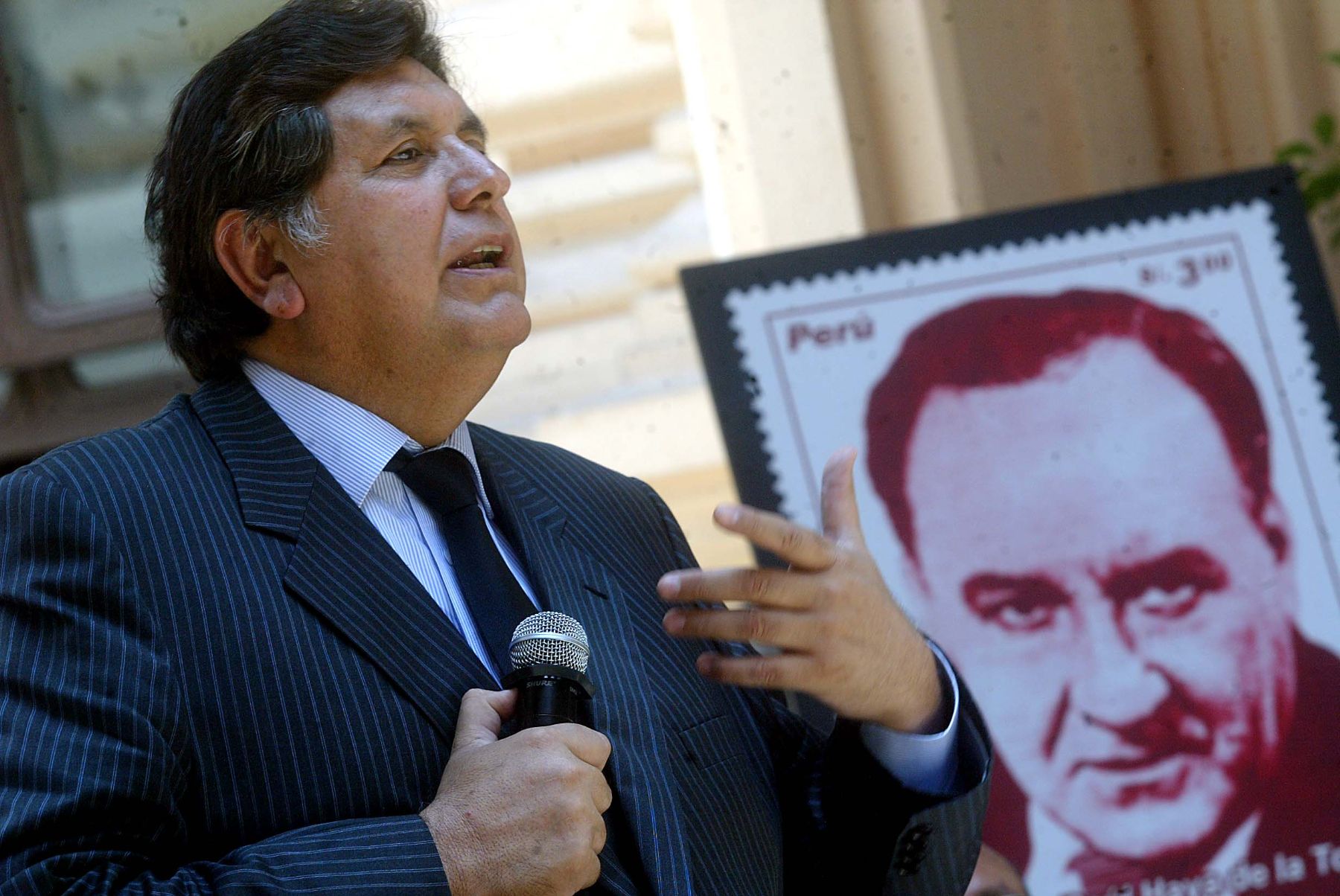 El presidente de la República , Alan García, preside la ceremonia de matasellado del sello postal de Víctor Raúl Haya de la Torre en el Museo Postal (Sede del Antiguo Correo). Foto: ANDINA / Alberto Orbegoso