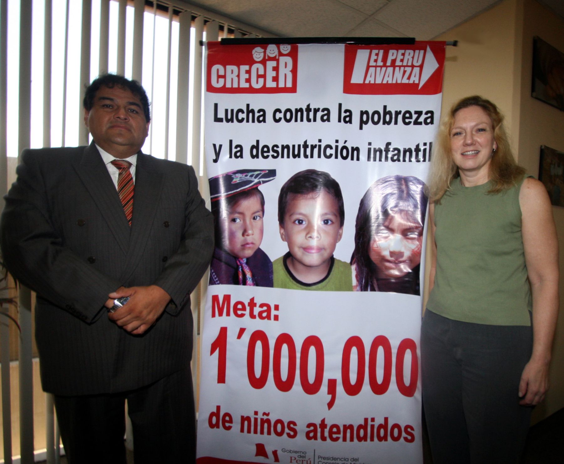 Laura Caulfield, responsable de la investigación sobre desnutrición materno infantil en el mundo junto al Coordinador de la Estrategia Crecer, Iván Hidalgo. Foto: ANDINA/Maritza Rosales