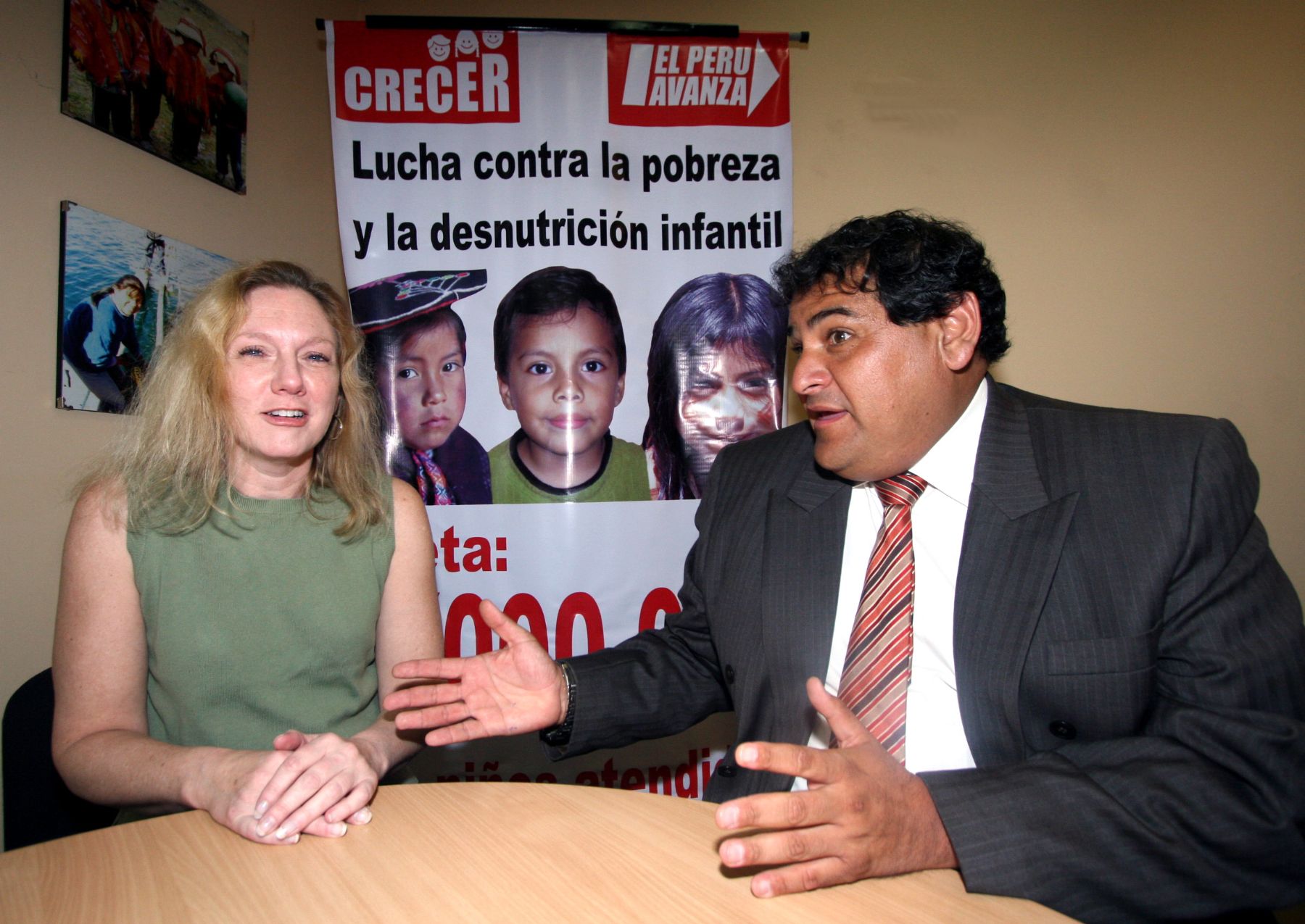 Laura Caulfield, responsable de la investigación sobre desnutrición materno infantil en el mundo junto al Coordinador de la Estrategia Crecer, Iván Hidalgo. Foto: ANDINA/Maritza Rosales