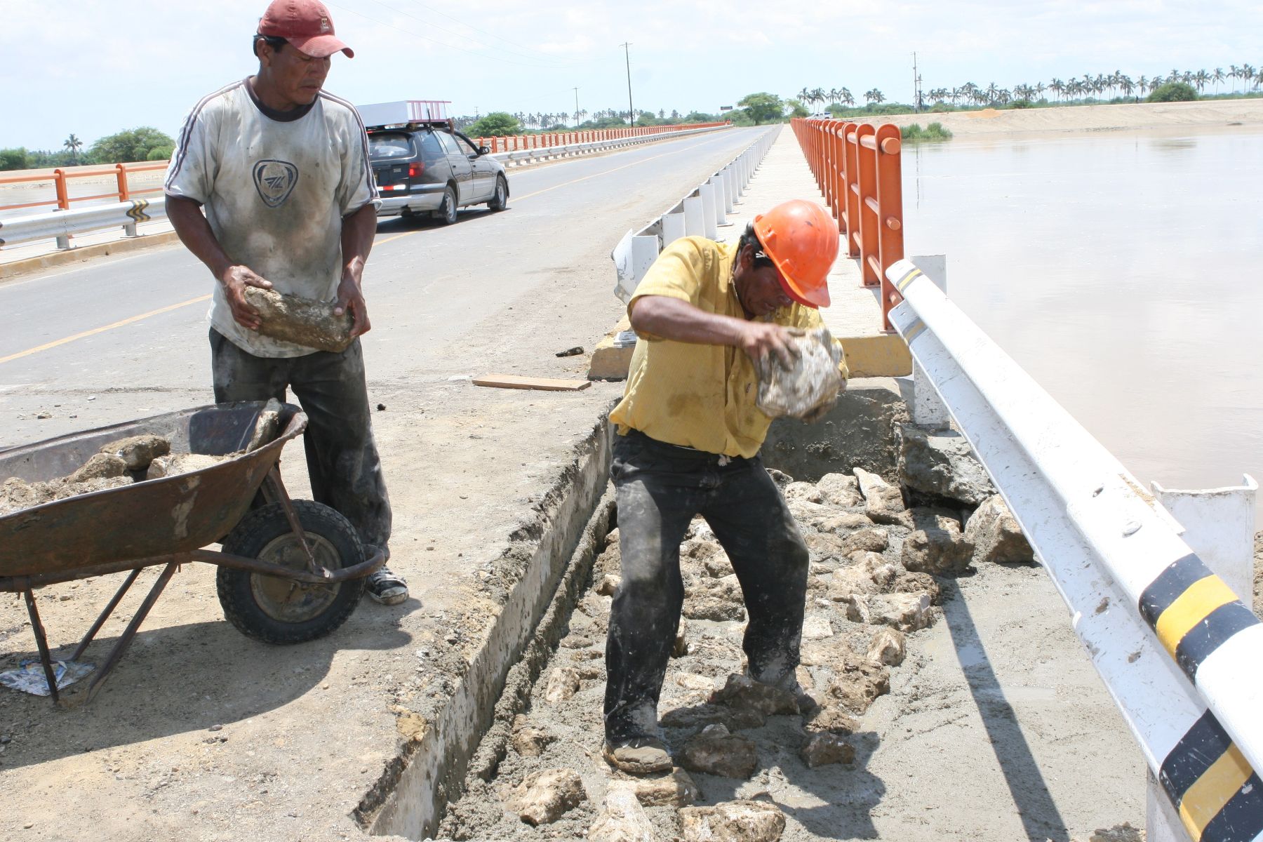 Trabajos en el Puente Independencia en Piura.Foto:ANDINA/Norman Cordova
