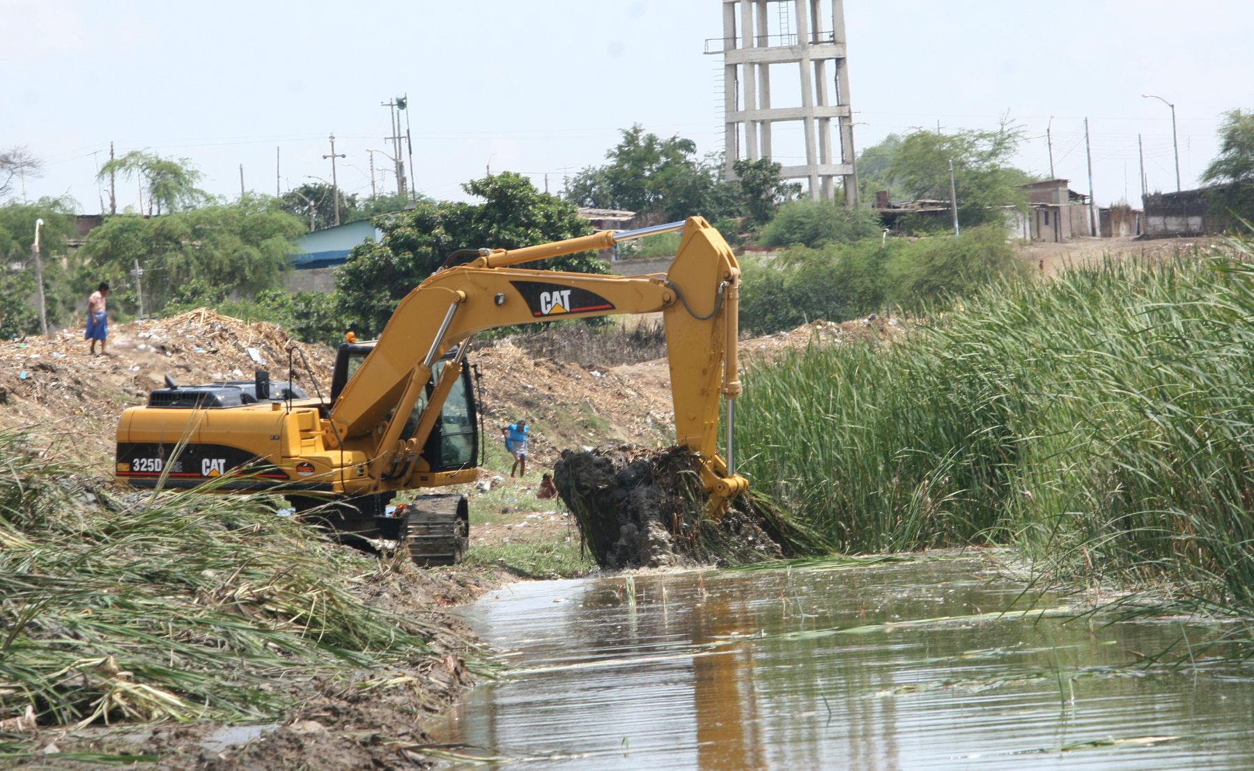 Trabajos de contención en el río Mori en Piura. Foto: ANDINA/Norman Córdova