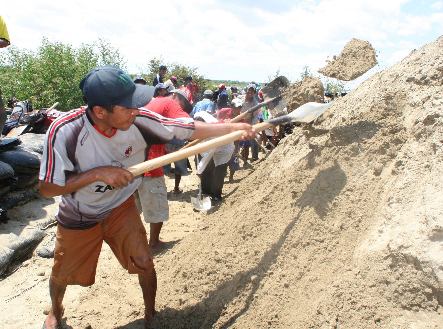 Trabajos de contención en el río Mori en Piura. Foto: ANDINA/Norman Córdova.
