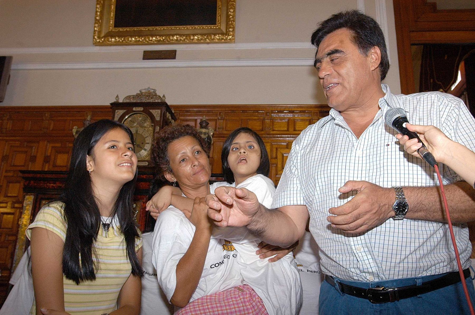 El presidente del Congreso, Luis Gonzales Posada, aparece acompañado de la pequeña Rita, su madre y de Jennifer Urpeque, niña símbolo de la campaña