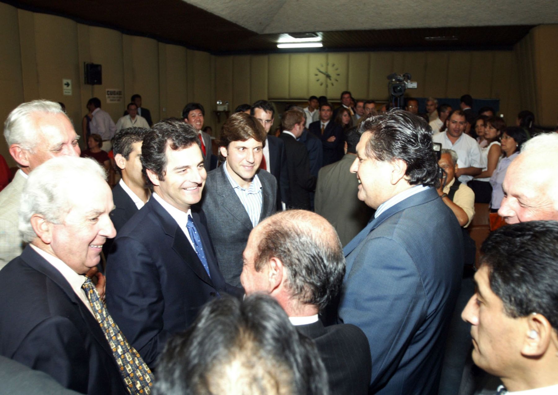 Presidente Alan Garcia, saluda a los ganadores de la concesion de la Línea de Transmisión Eléctrica Carhuamayo-Paragsha-Conococha-Huallanca-Cajamarca-Cerro Corona-Carhuaquero la empresa ABENGOA Peru S.A. Foto: Dante Zegarra.