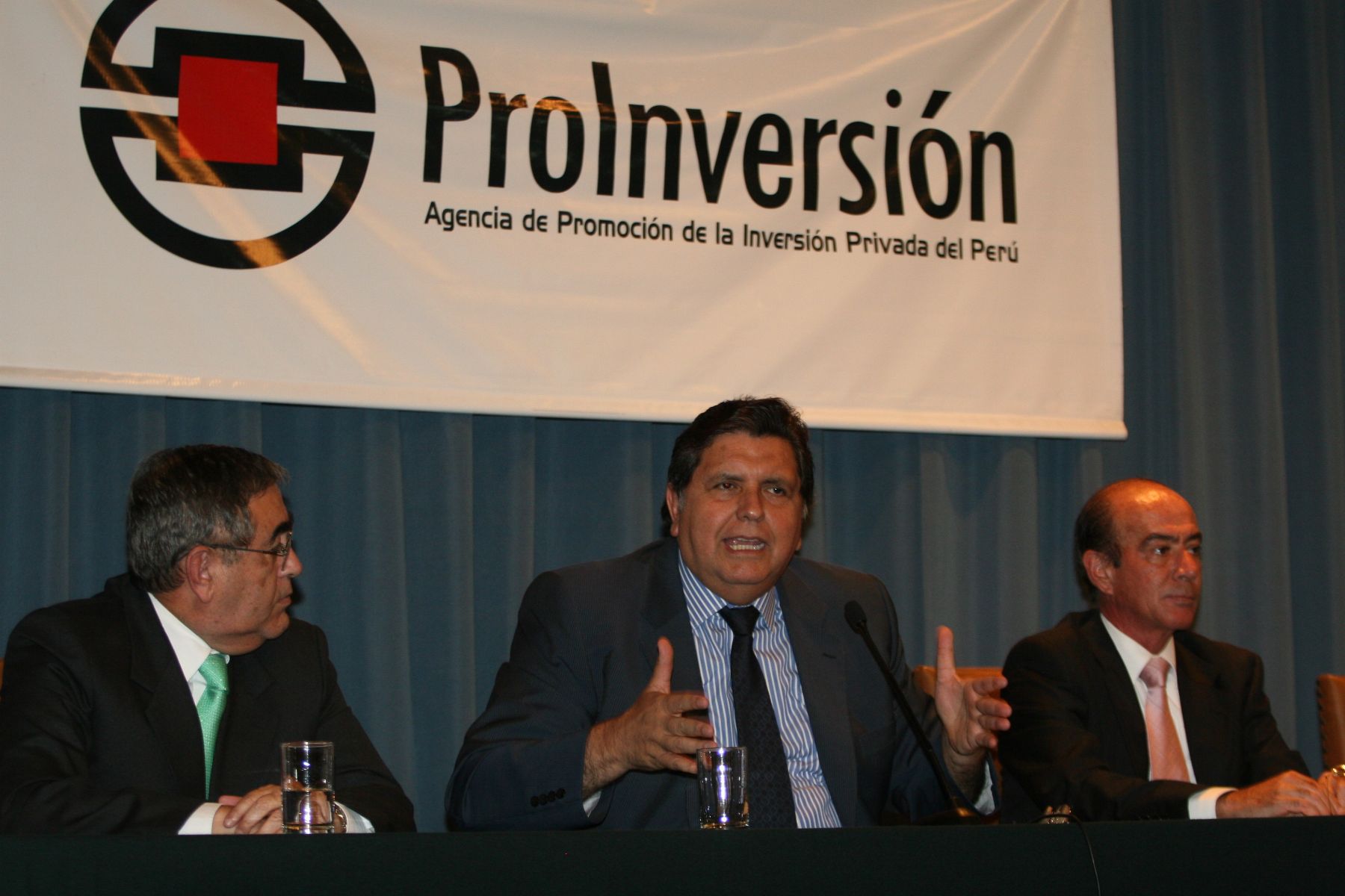 Presidente Alan García, asiste a la adjudicación de la concesión de la Línea de Transmisión Eléctrica de Carhuamayo-Paeagsha-Conococha-Huallanca-Cajamarca-Cerro Corona-Carhuaquero a la empresa ABENGOA Peru S.A. Foto: ANDINA /Vidal Tarqui
