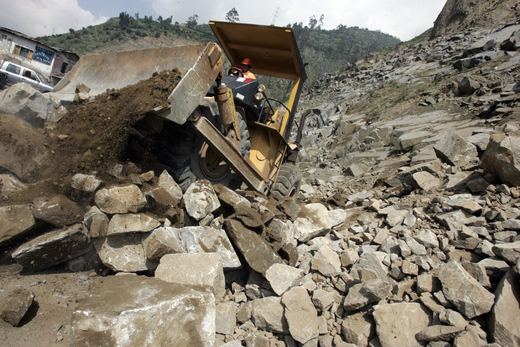 Trabajo de remociòn de rocas y tierra en la carretera Central producto de deslizamientos. Foto: ANDINA/ Juan Carlos Guzmàn Negrini.