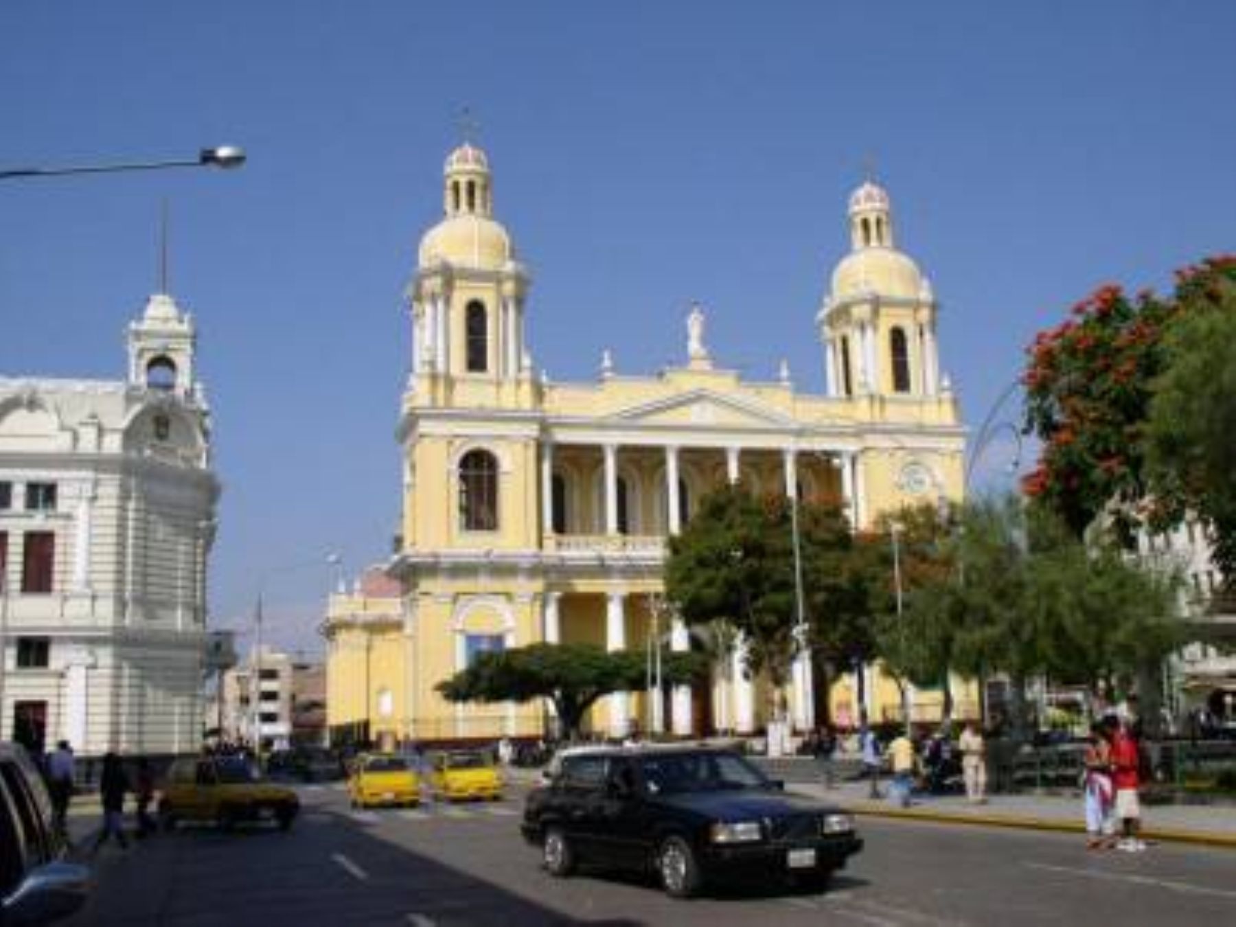 Chiclayo, conocida también como la "Ciudad de la Amistad", gracias al carácter hospitalario y servicial de sus habitantes, alberga predios de gran belleza arquitectónica como su catedral. INTERNET/Medios