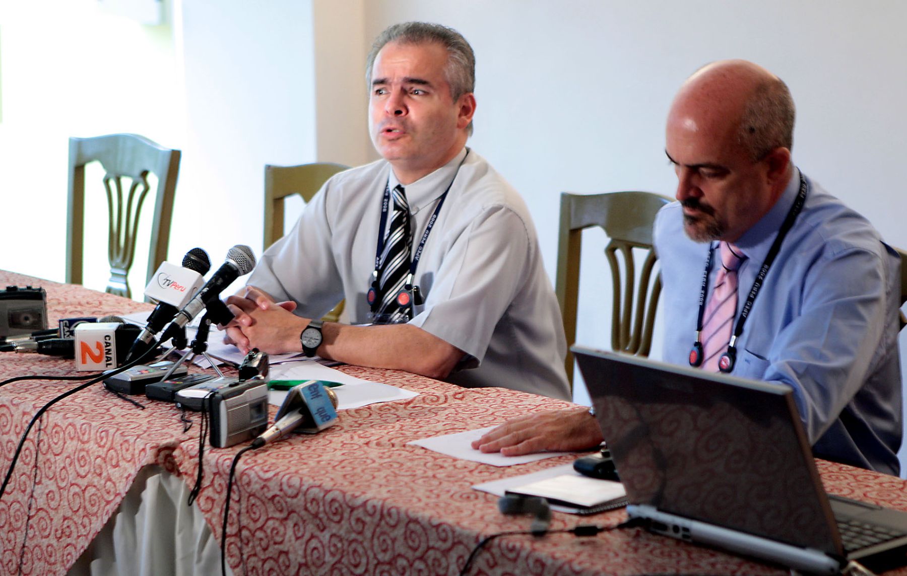 El viceministro de Energía, Pedro Gamio, junto a Gonzalo Ansola, Jefe del Area de Operaciones del Apec 2008, dan conferencia de prensa en el hotel El Dorado en la cuidad de Iquitos. Foto:ANDINA/ Piero Vargas