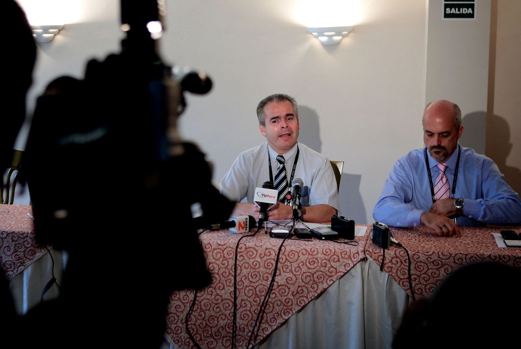 El viceministro de Energía, Pedro Gamio, junto a Gonzalo Ansola, Jefe del Area de Operaciones del Apec 2008, dan conferencia de prensa en el hotel El Dorado en la cuidad de Iquitos. Foto:ANDINA/ Piero Vargas