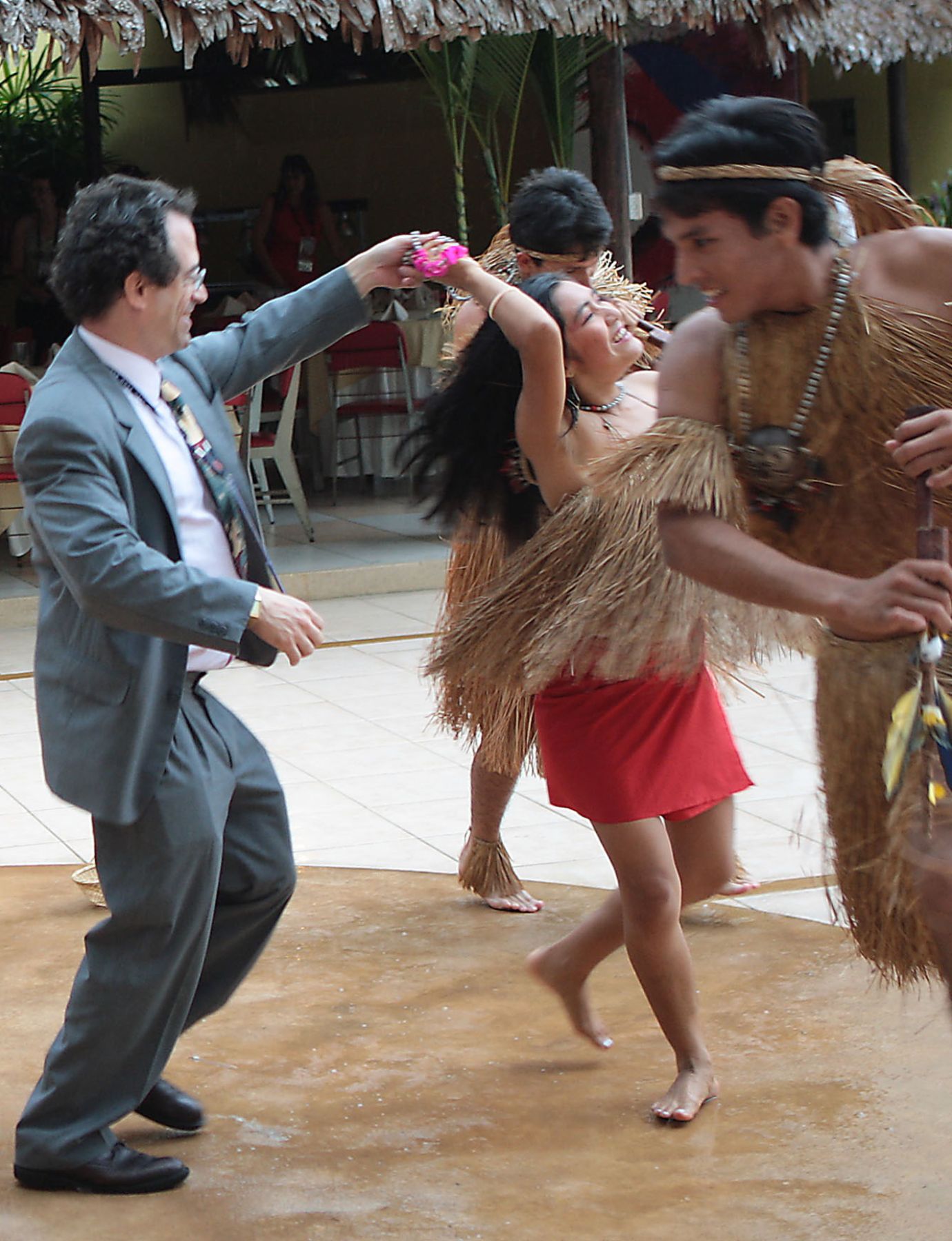 Funcionarios del Apec que participan de XXXV Reunión del Grupo de Trabajo de Energía disfrutan de un baile típico en los interiores  del hotel El Dorado en la cuidad de Iquitos. Foto:ANDINA/ Piero Vargas