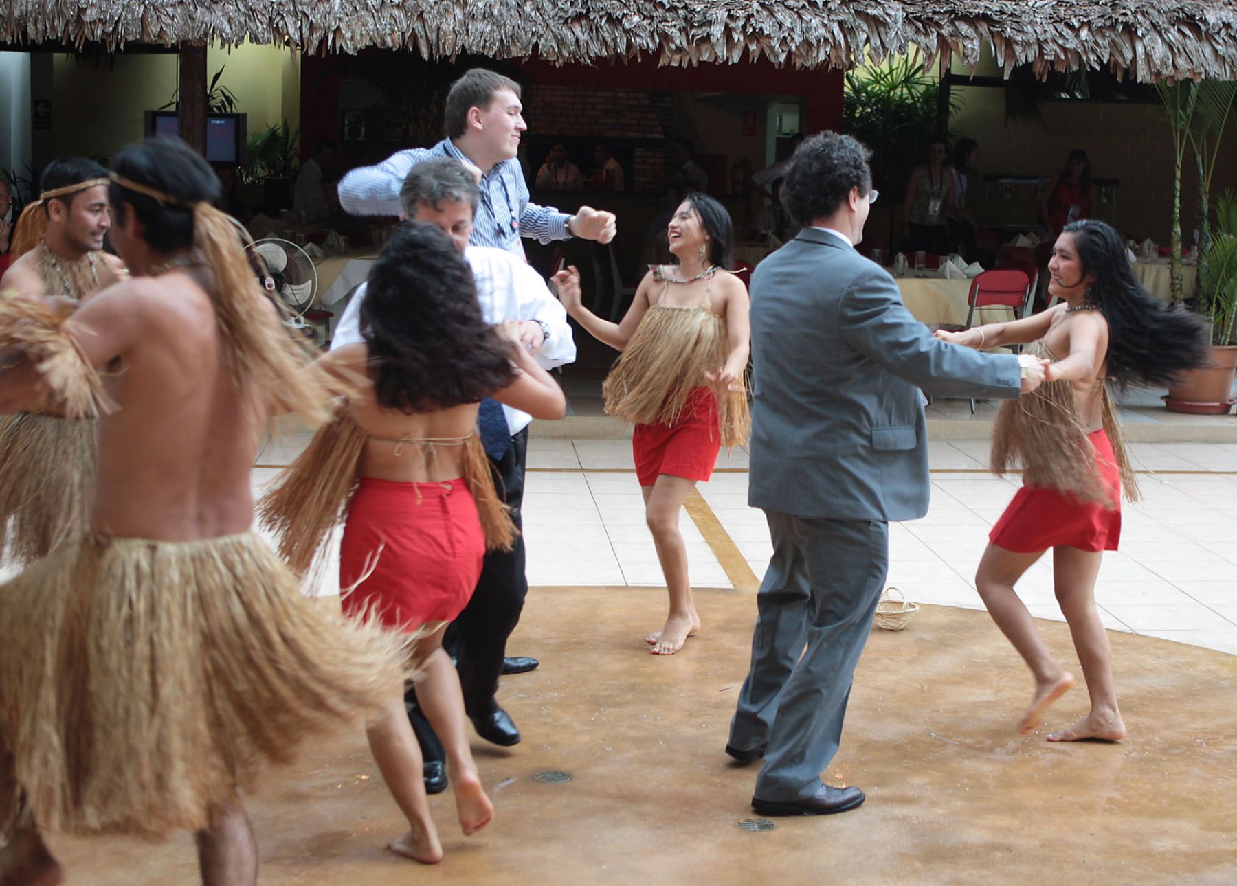 Funcionarios del Apec que participan de XXXV Reunión del Grupo de Trabajo de Energía disfrutan de un baile típico en los interiores del hotel El Dorado en la cuidad de Iquitos. Foto:ANDINA/ Piero Vargas